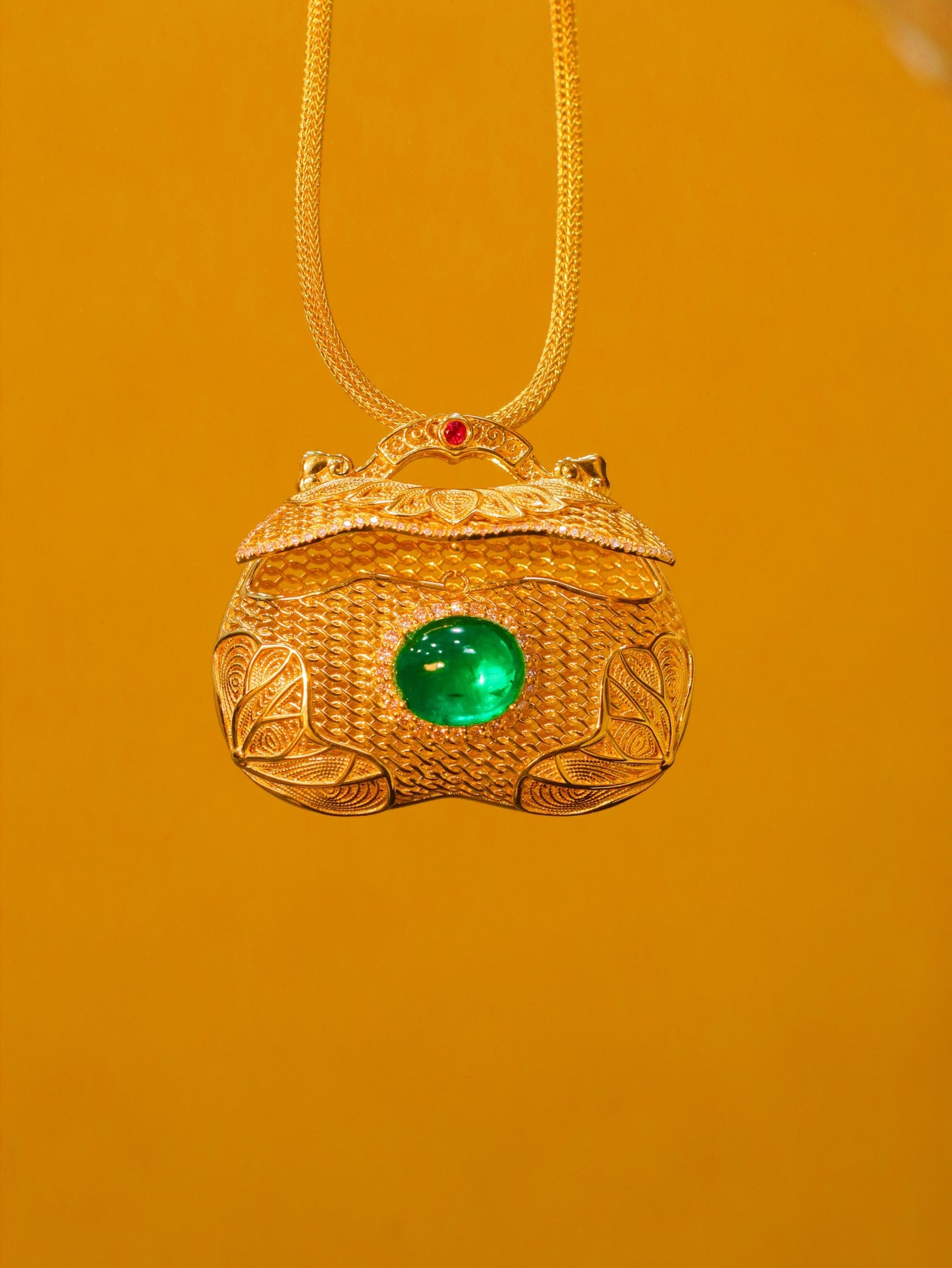 Enchanting Emerald Pendant Jewelry - Lock in Luck and Bliss