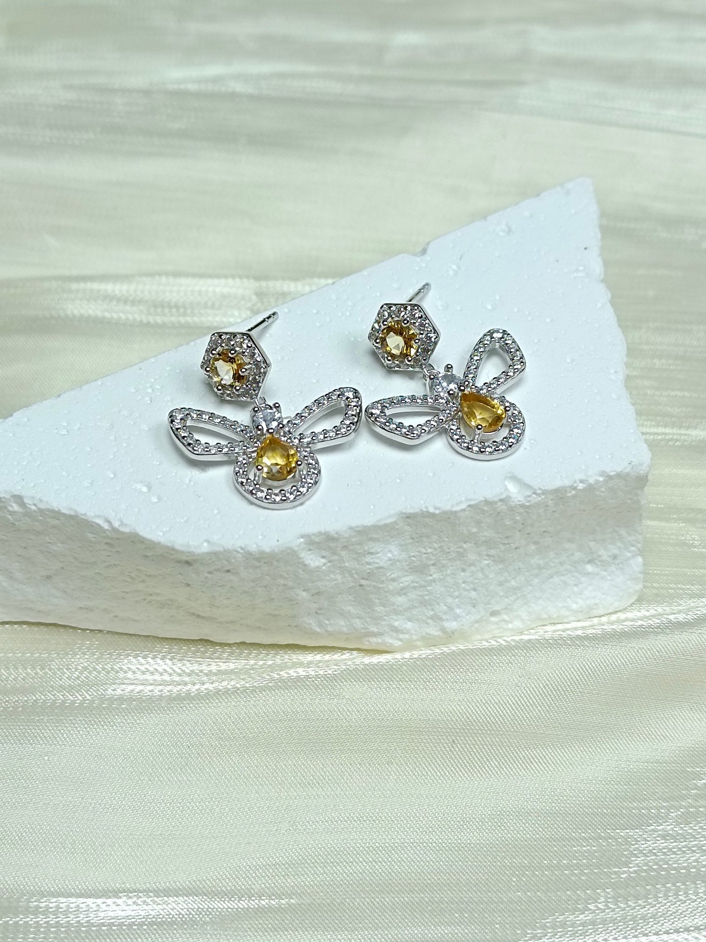 Brincos de abelha de cristal amarelo embutidos em prata esterlina S925 e ouro 18K - joias modernas