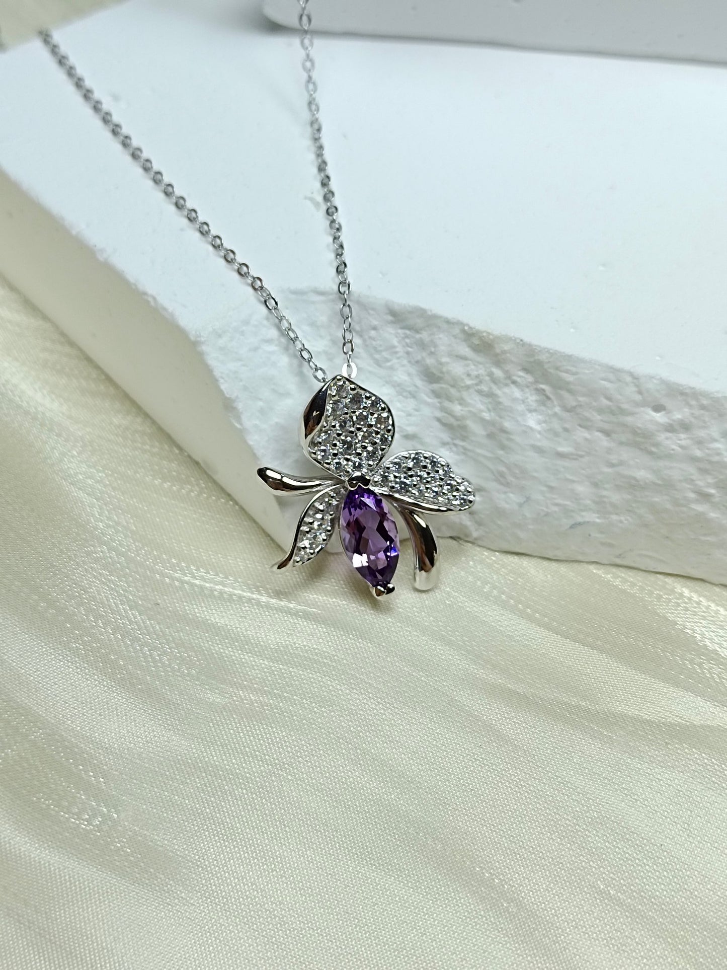 Eleganti gioielli con ciondolo giglio di cristallo viola in argento sterling S925