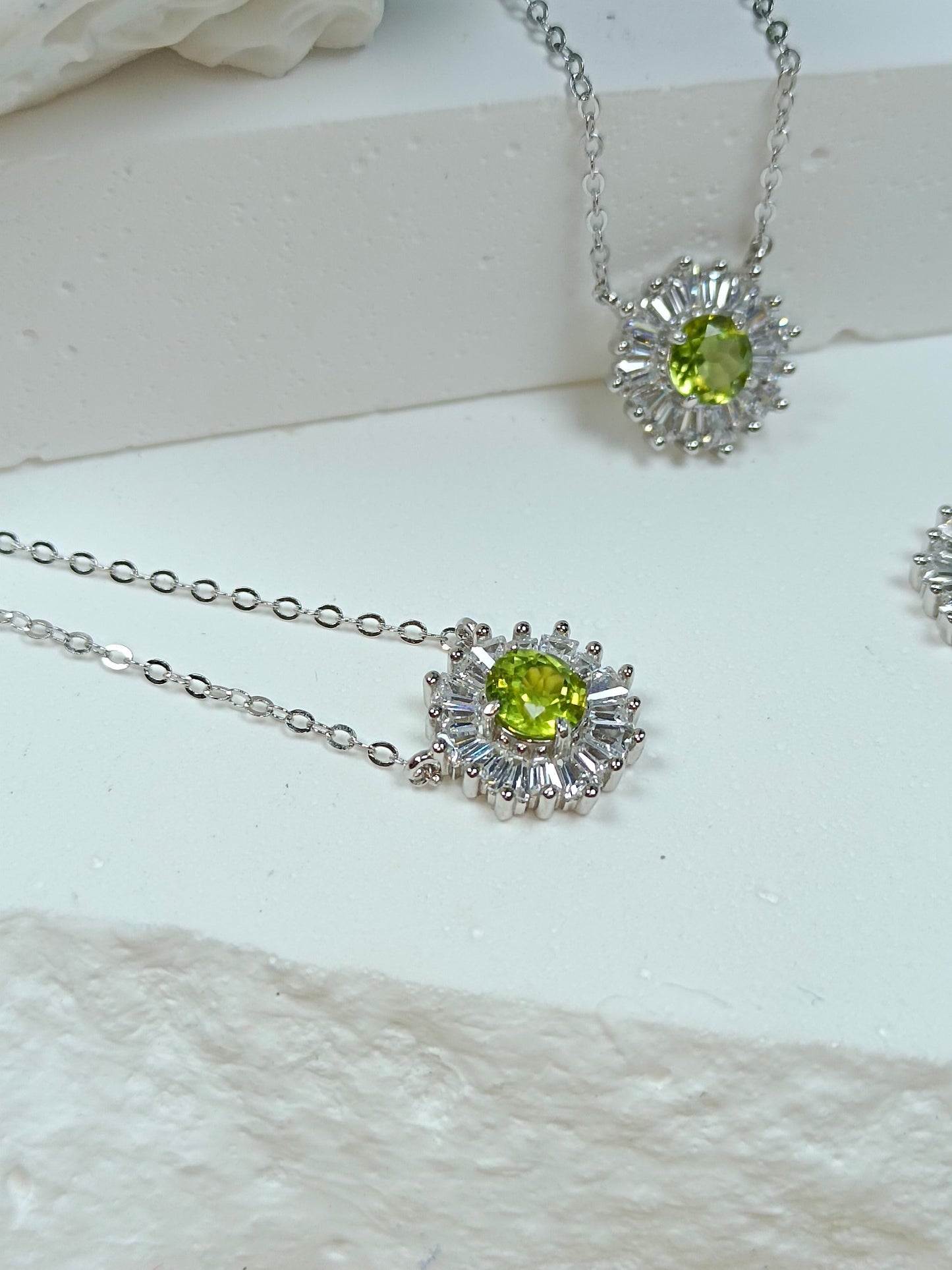 S925 Silver Embedded Peridot Pendant Necklace - Sunflower Design