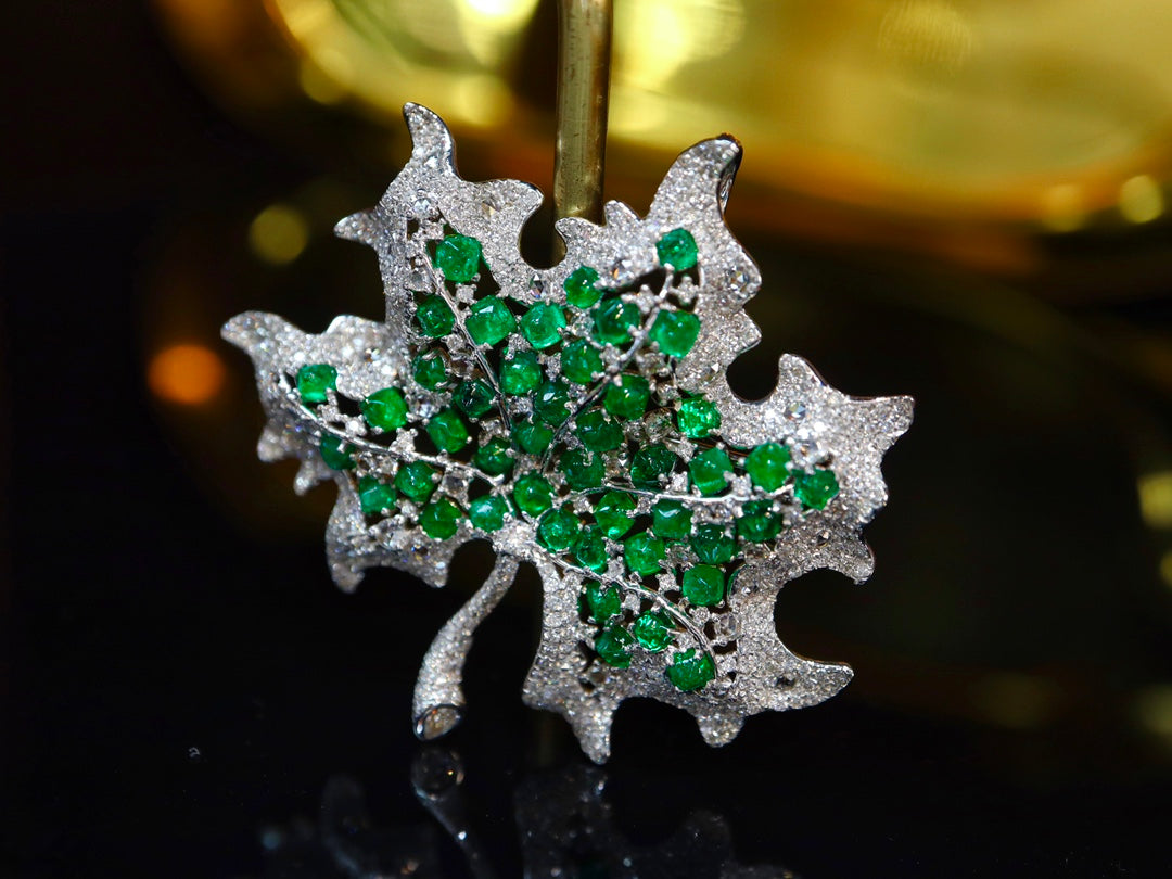 Elegant Maple Leaf Brooch/Pendant Dual-Use Jewelry with Emerald Green Accent