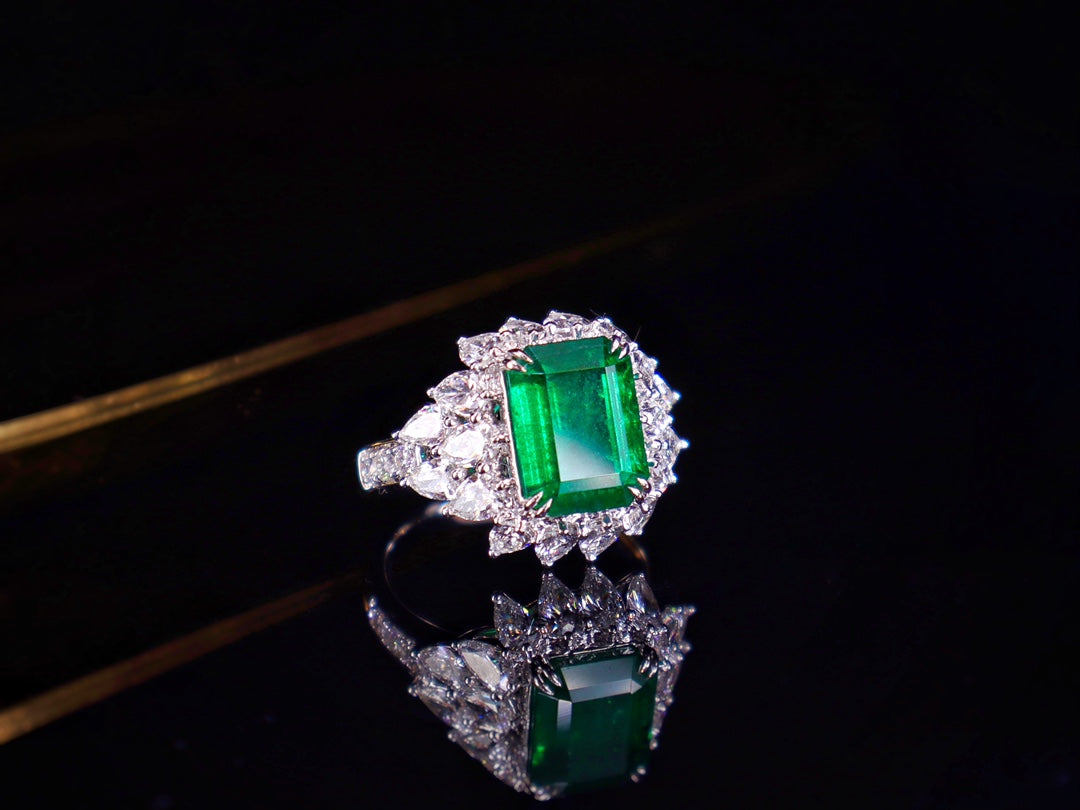 Emerald Ring - Luxurious Jewelry Piece with Guild Certificate