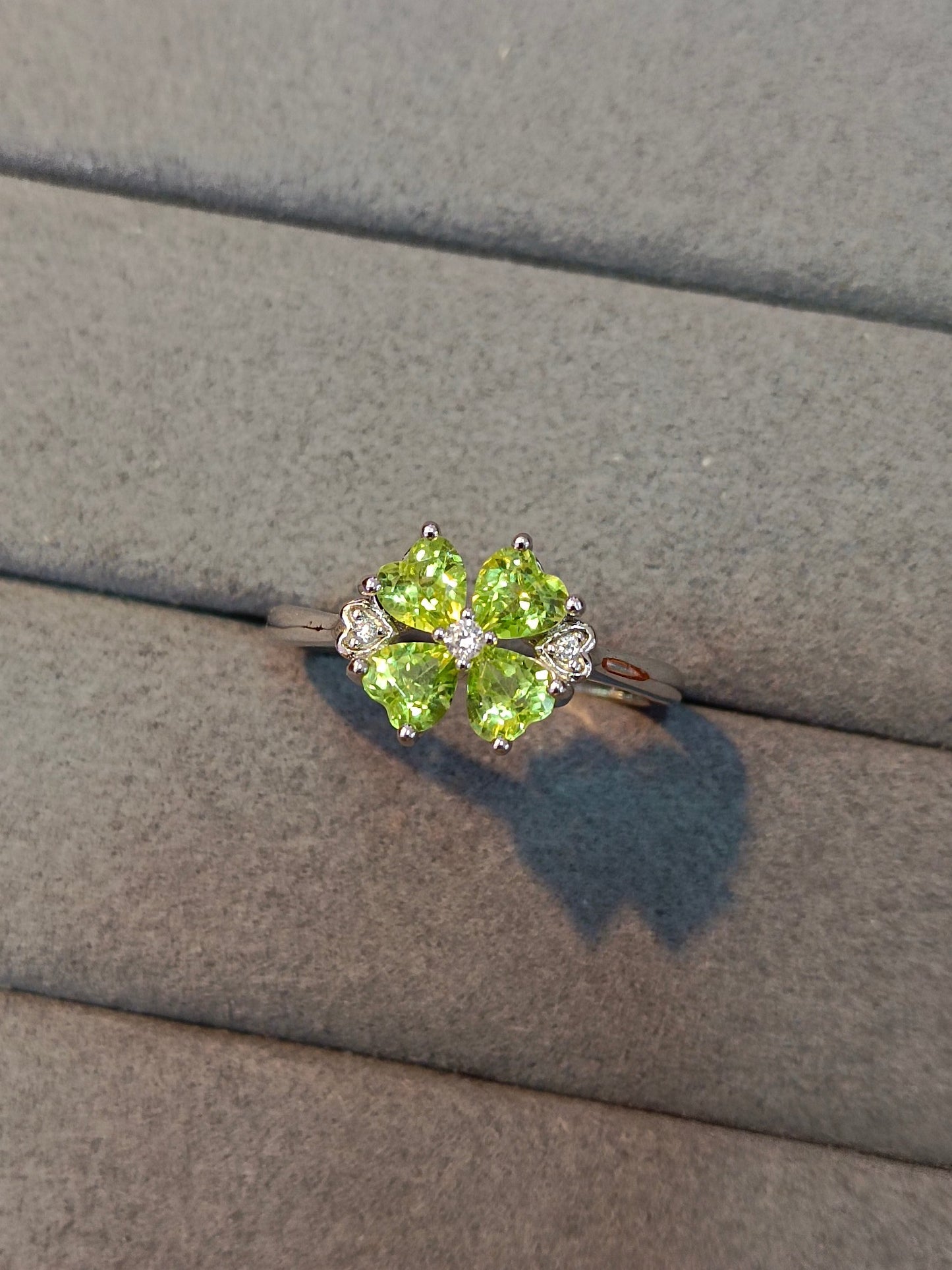 Anello quadrifoglio con peridoto infuocato: simbolo di fortuna e bellezza