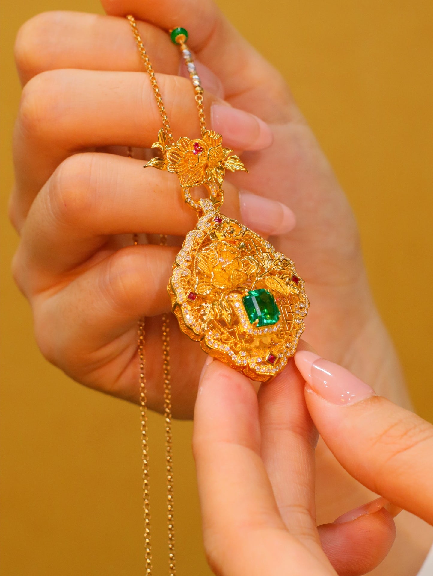 Elegant Chinese-Style Jewelry: Emerald Pendant with Intricate Craftsmanship