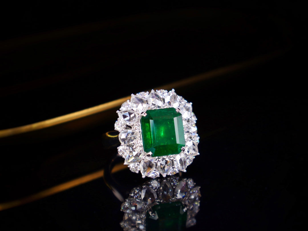 Emerald Ring - Luxurious Jewelry Piece with Exceptional Craftsmanship