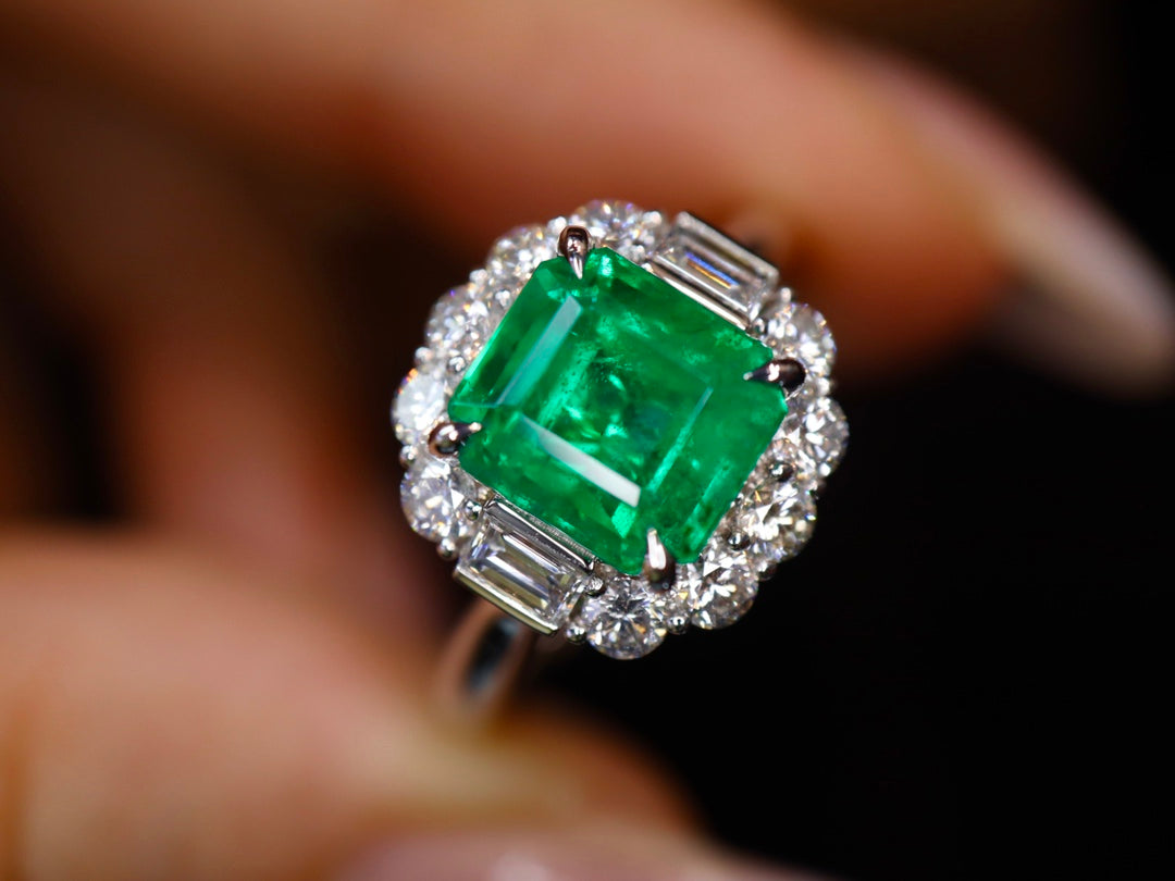 Elegant Emerald Ring - A Timeless Piece of Jewelry