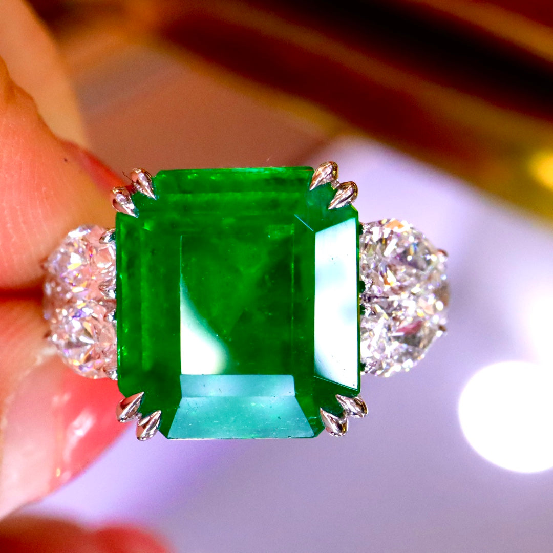 Elegant Three-Stone Jewelry: 18K Gold and Natural Emerald Ring