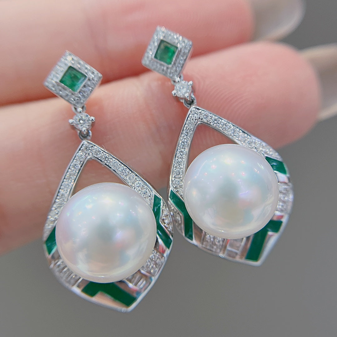 Exquisite Jewelry: Emerald & Australian White Pearl Pendant