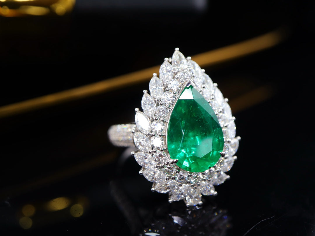 Emerald Pendant/Ring Two-in-One Jewelry: A Sparkle of New Life