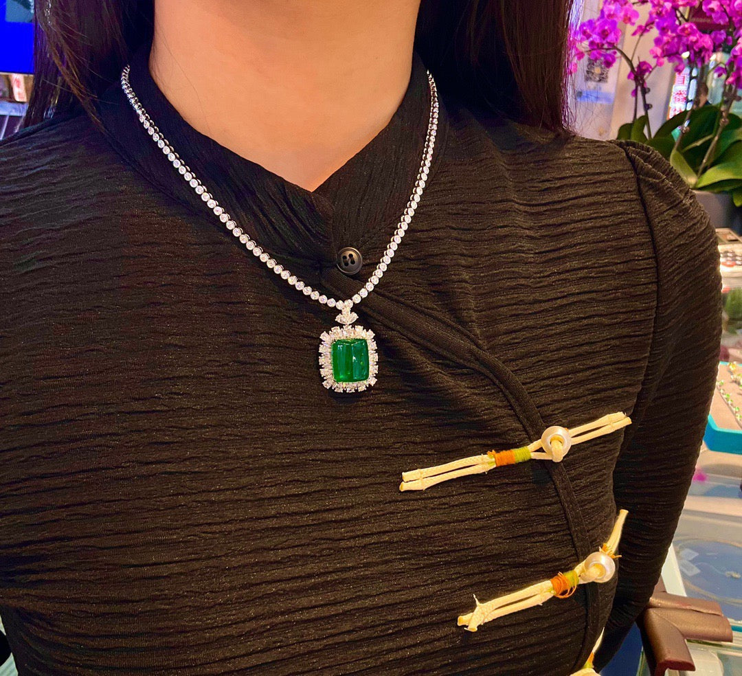 Must-Feel Luxury Jewelry: 26.03ct Emerald Green Gem with Diamond Chain