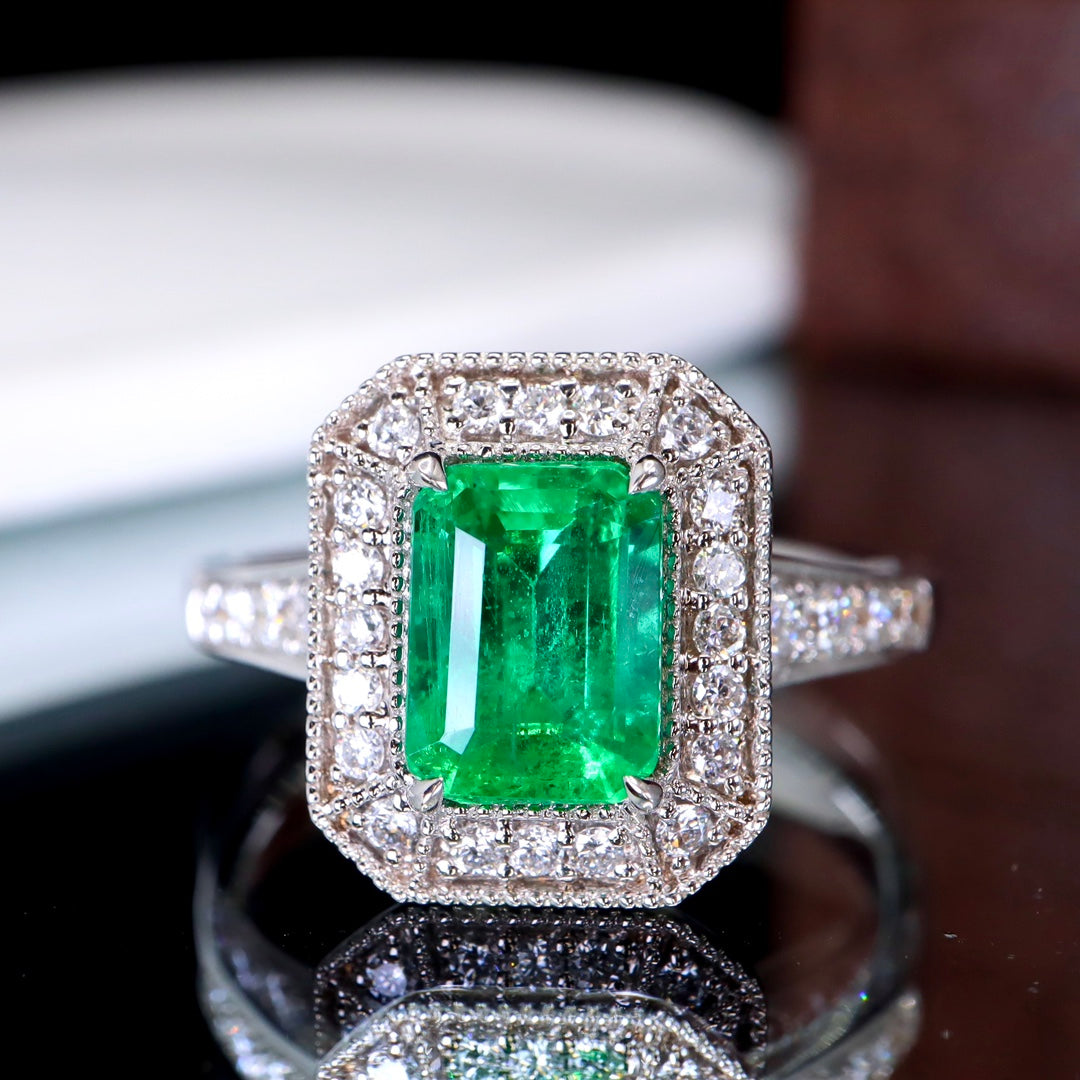 Timeless Elegance: Natural Emerald Ring in 18K Gold with Diamonds - Fine Jewelry