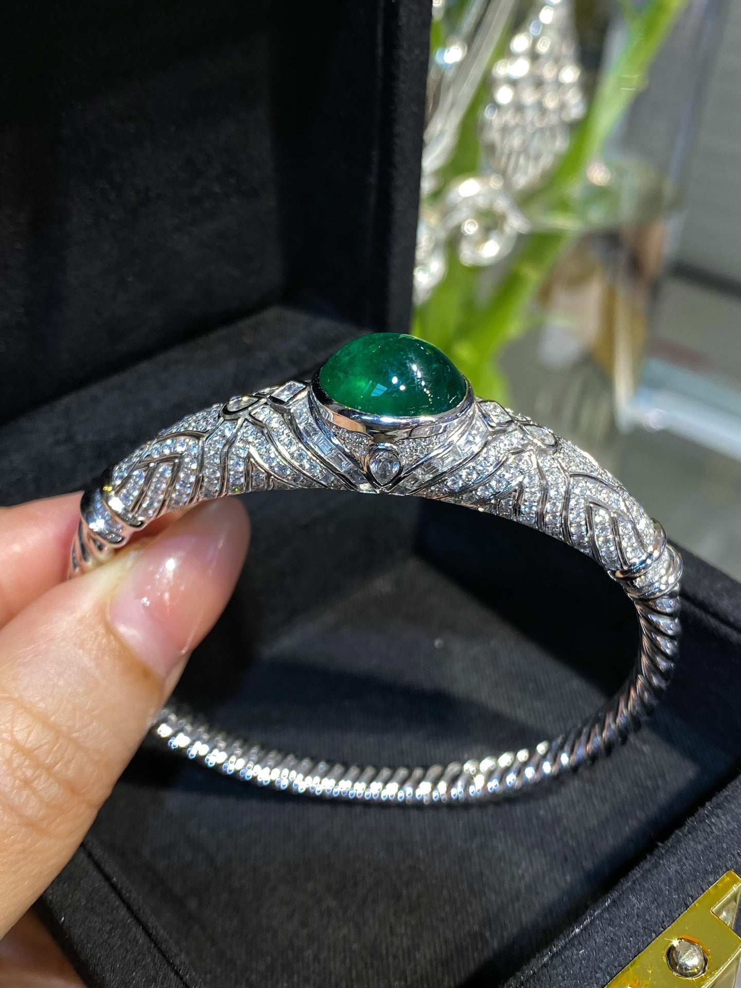 Exquisite 8.95ct Emerald "Pigeon's Egg" Bracelet - Luxurious Jewelry