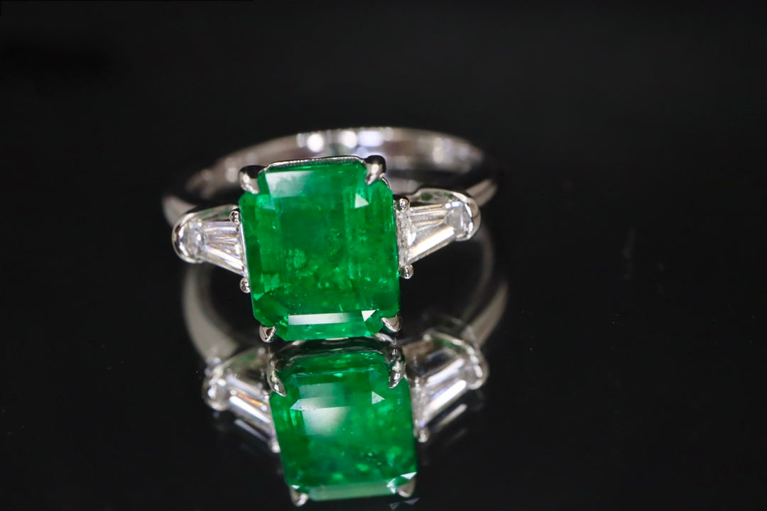 Elegant Three-Stone Design: Natural Emerald Ring in 18K Gold with Diamonds