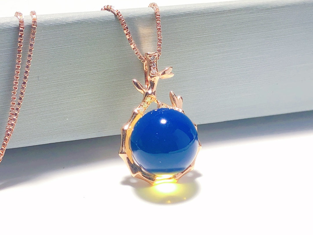 Pingente exclusivo de âmbar azul dominicano embutido em ouro 18K - joia elegante com design de bambu