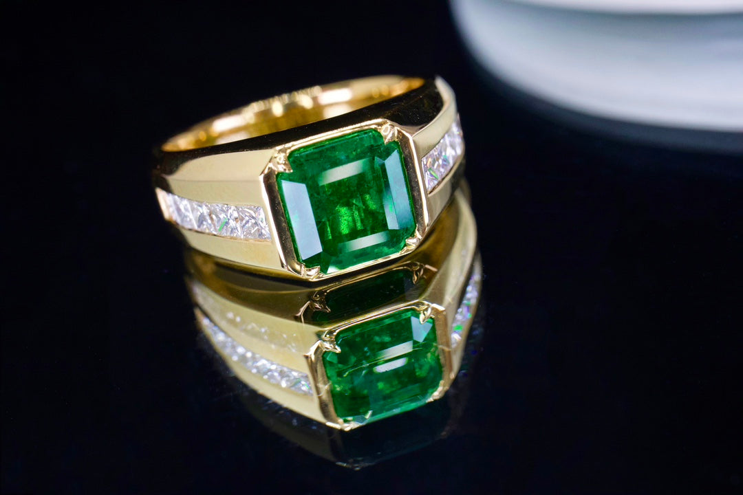 Elegant Unisex Emerald Ring - A Timeless Jewelry Piece