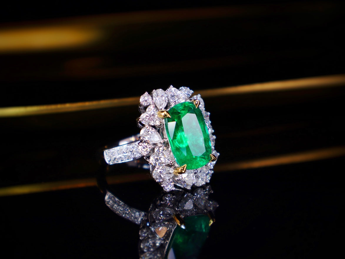 Emerald Ring: luxueus sieraad met intens vuur en eersteklas vakmanschap