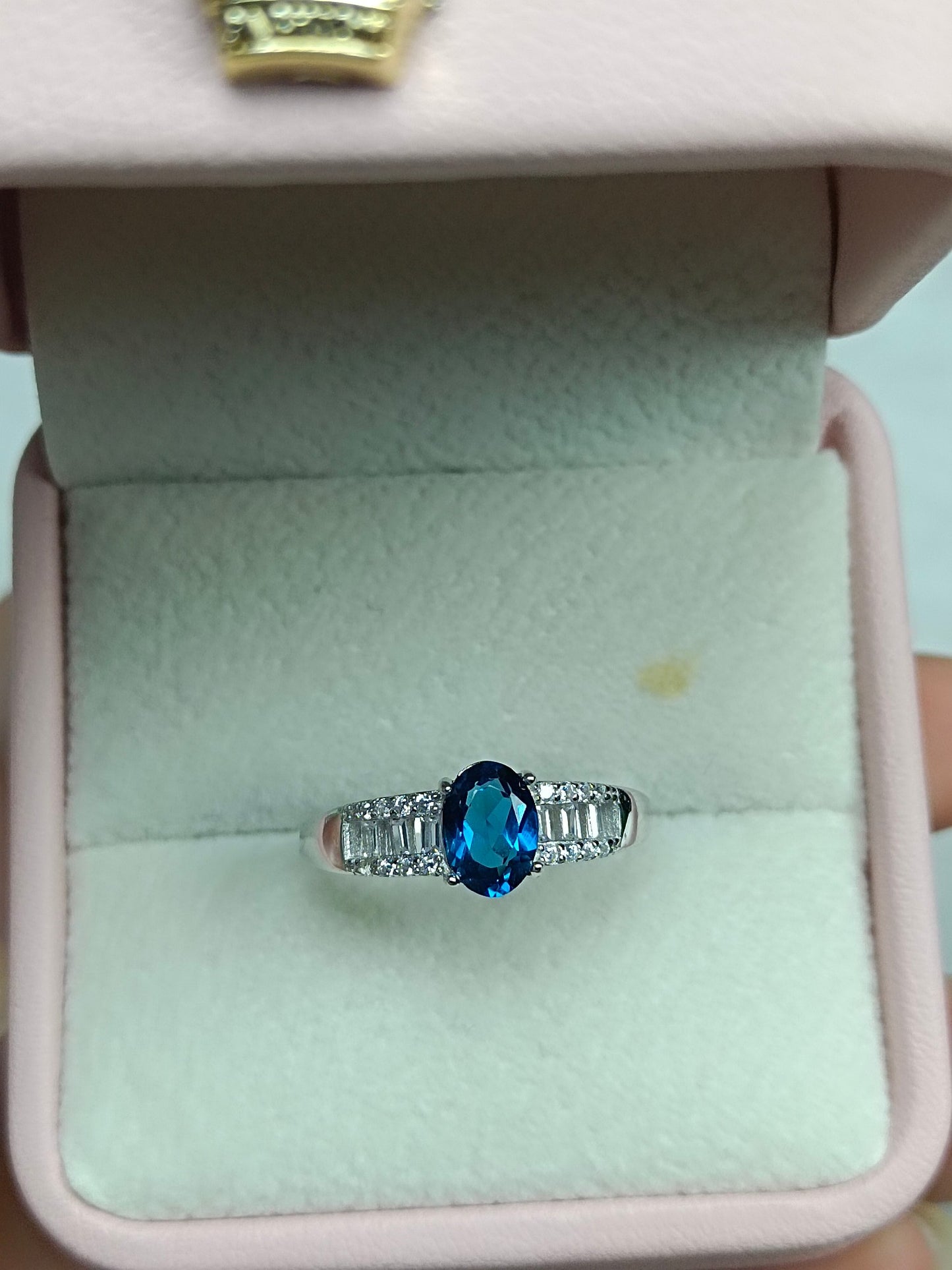 Anello Mystic London con topazio blu: gioielli squisiti per un'eleganza incantevole