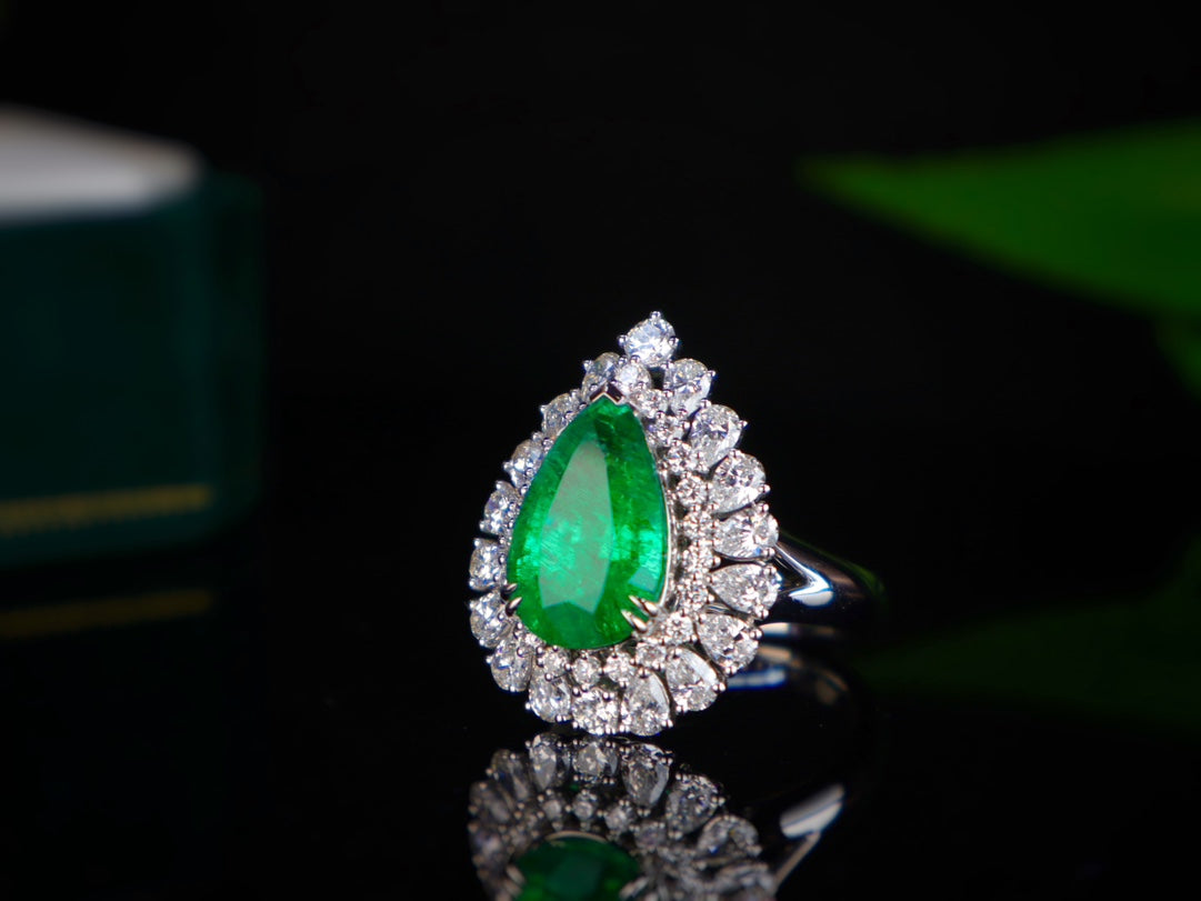 Emerald Ring - Vivid Green Glassy Gemstone Jewelry