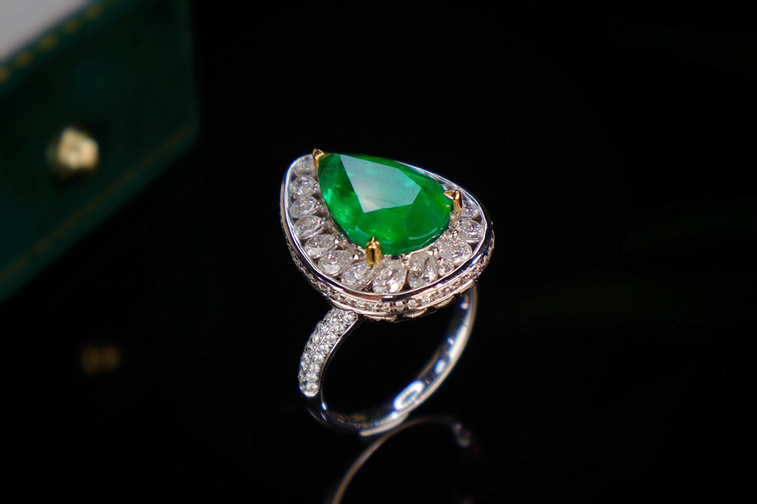 Emerald Ring with Exceptional Clarity and Design - Premium Jewelry