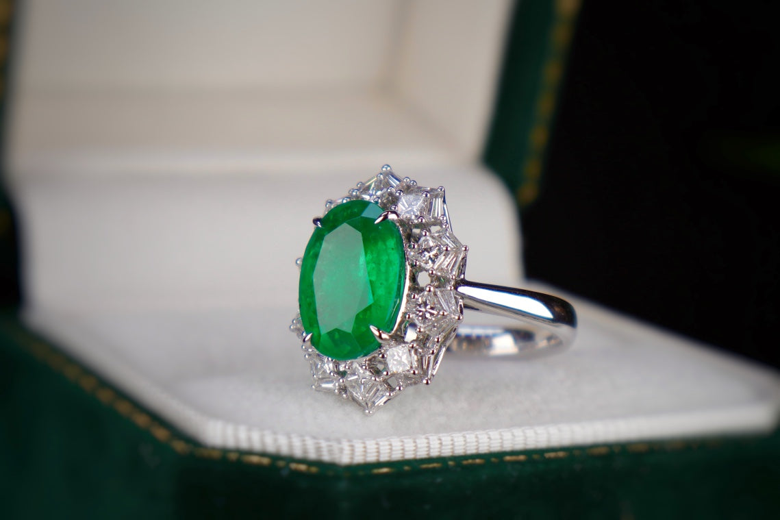 Emerald Ring - Luxurious Jewelry Piece for Everyday Elegance