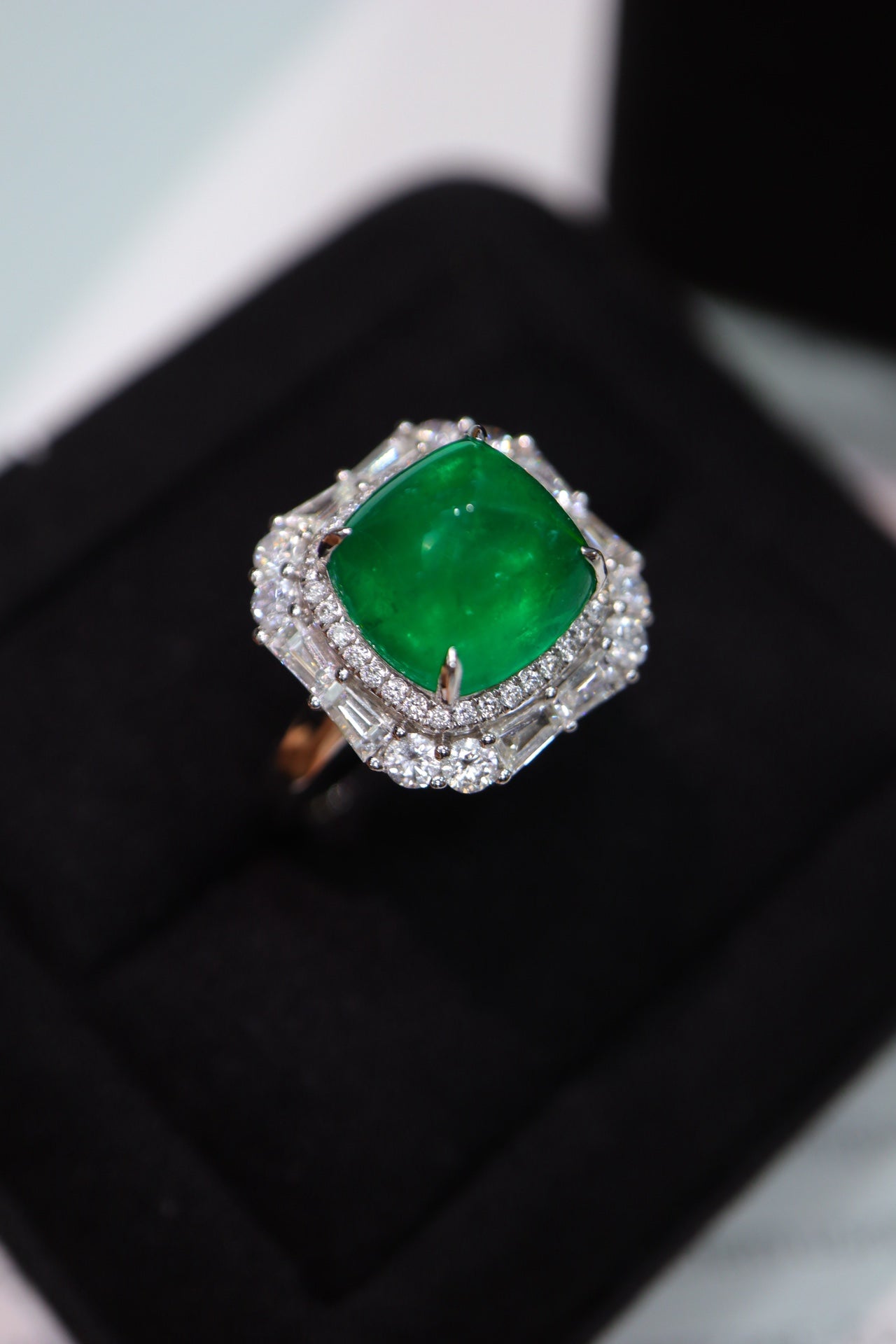 Sugarloaf Emerald Ring: Luksuriøst smykkestykke