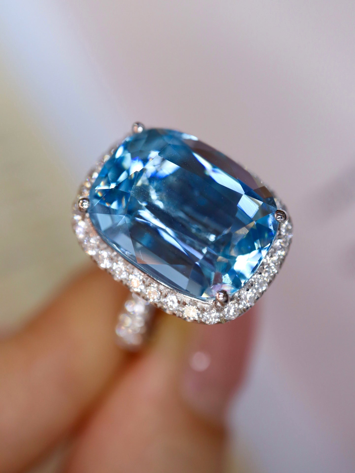 Exquisite 9.09-Carat Aquamarine Ring: A Touch of Understated Luxury Jewelry