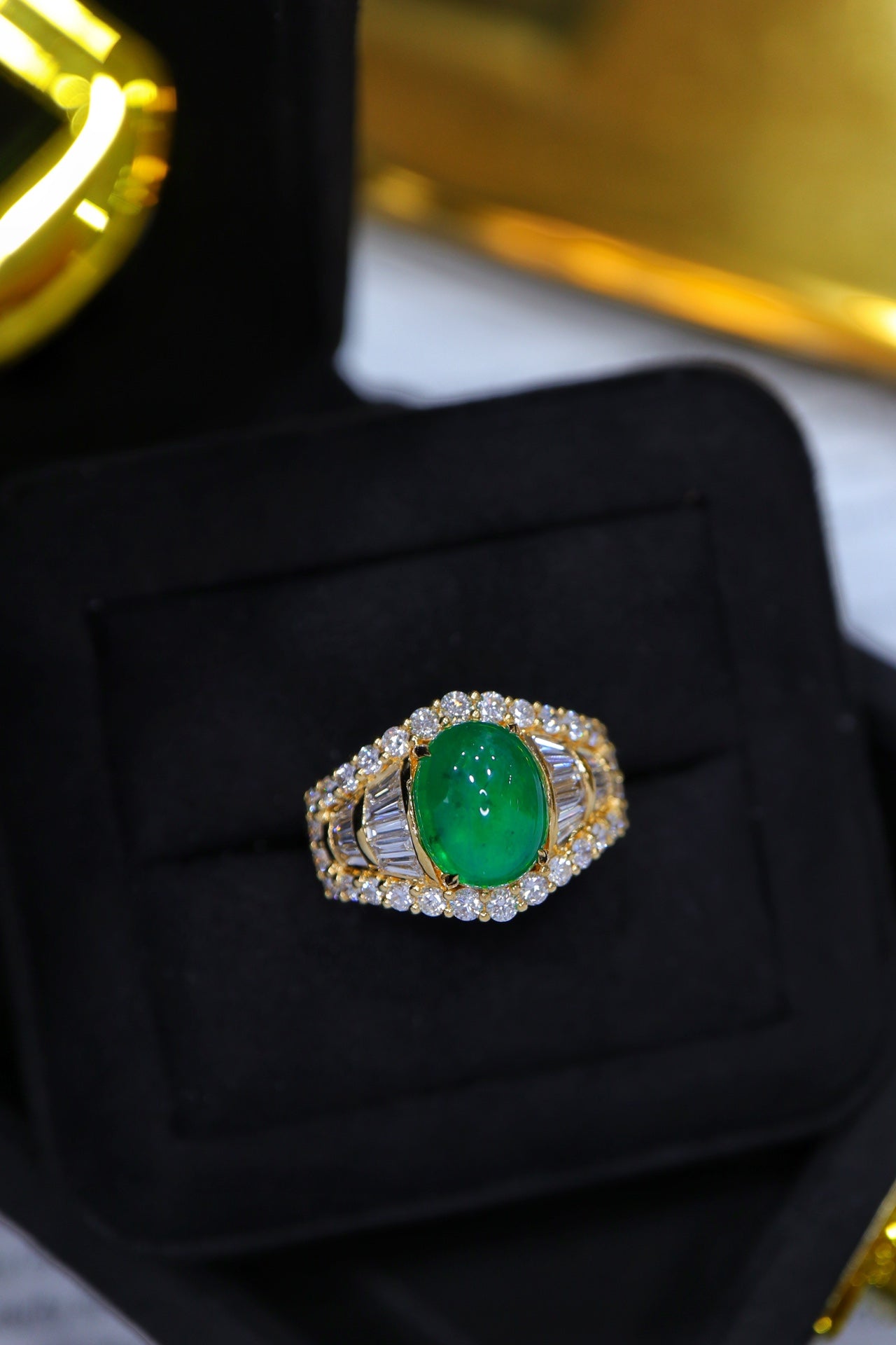 Trendy Vintage Emerald Ring - A Must-Have Jewelry Piece