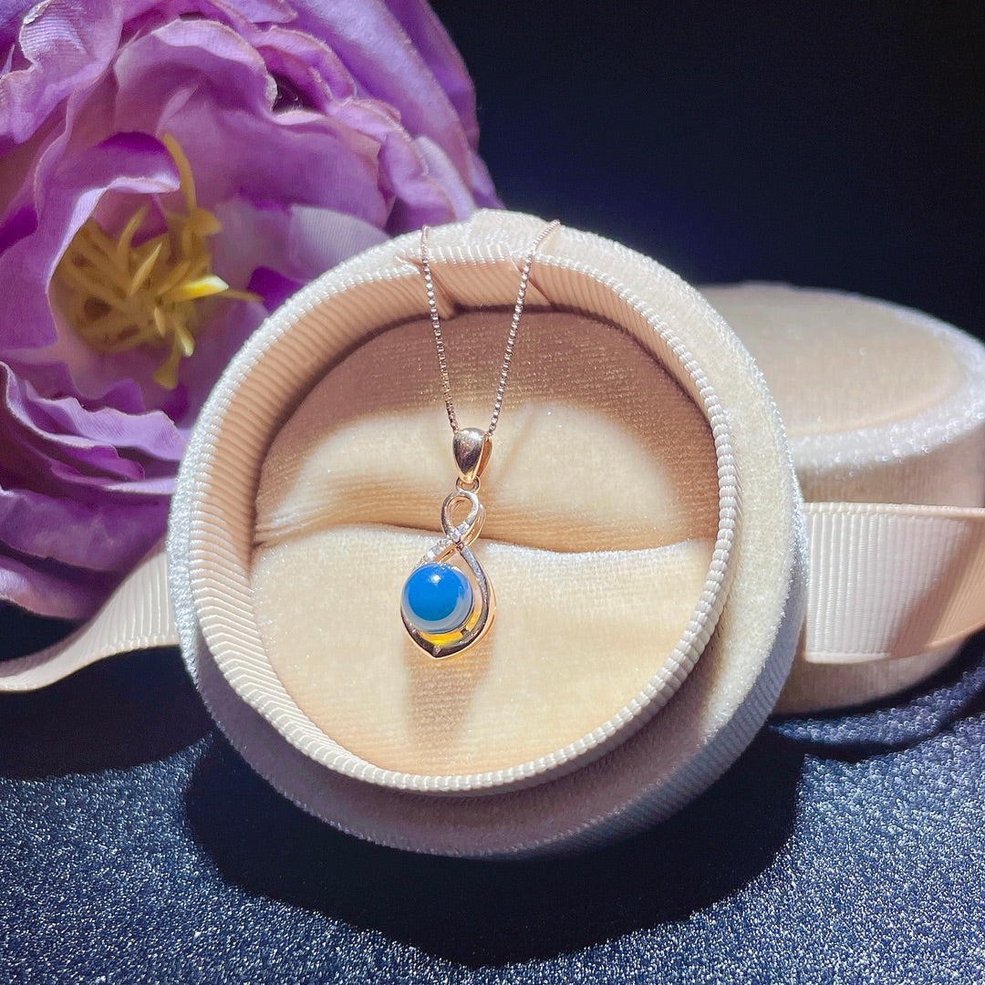 Anhänger aus 18 Karat Gold mit eingebettetem dominikanischen blauen Bernstein – exquisiter Schmuck