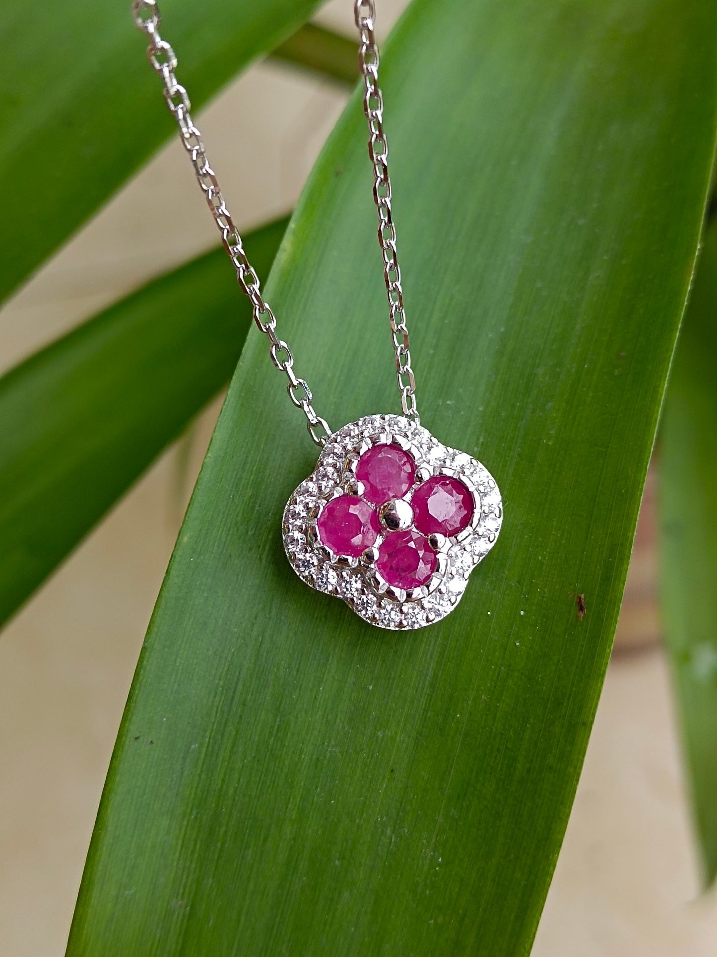 Natural Ruby Four-Leaf Clover kaulakoru - Premium korut