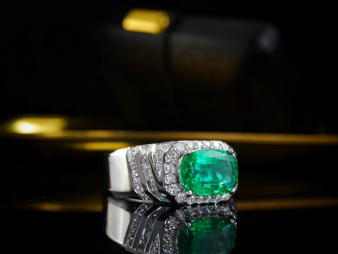 Charming Men's Ring - Emerald Jewelry Piece