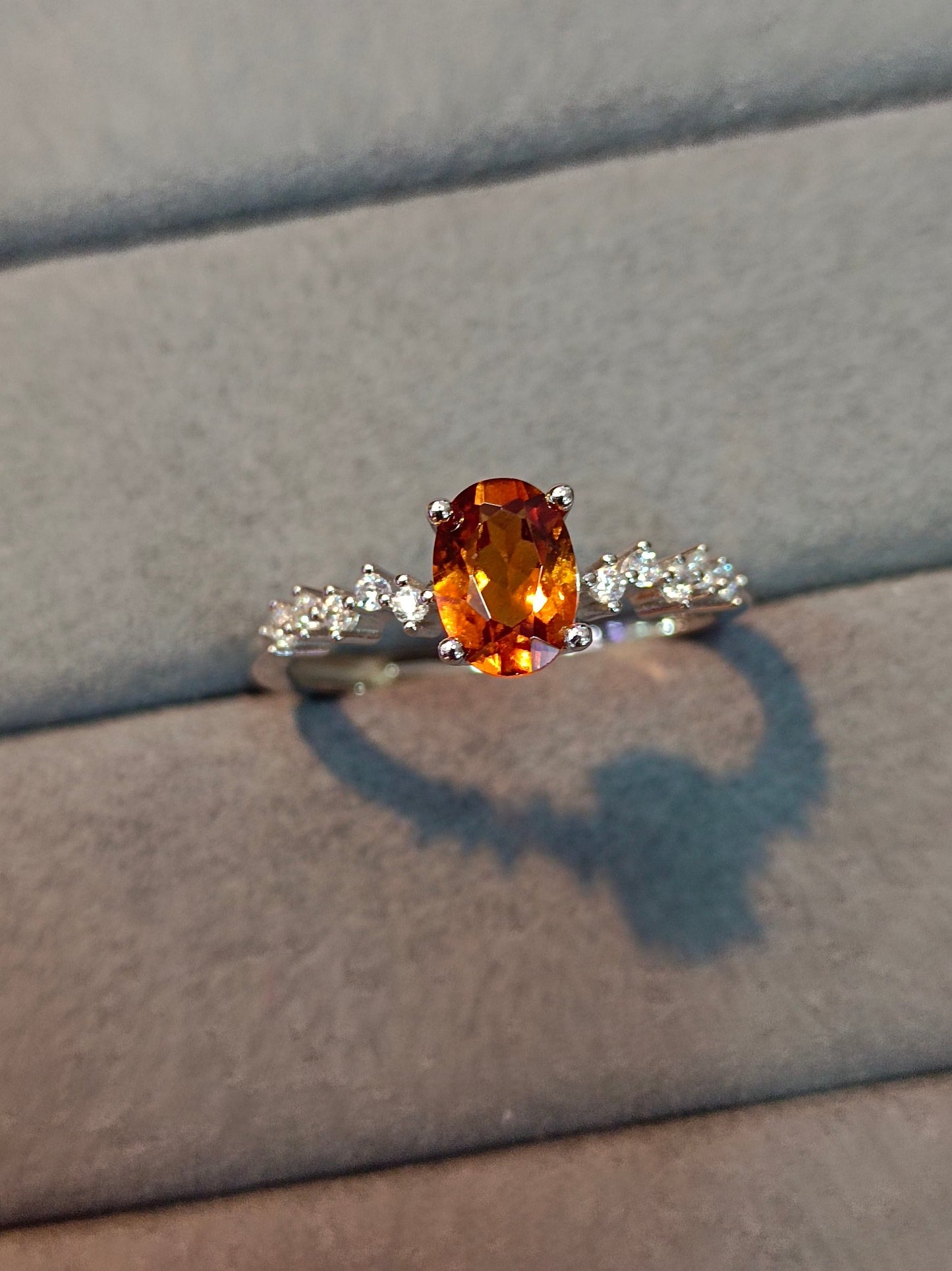 Cincin Pengerjaan Halus Perak Murni S925 Yang Indah Tertanam dengan Fanta Garnet - Perhiasan yang Dapat Disesuaikan