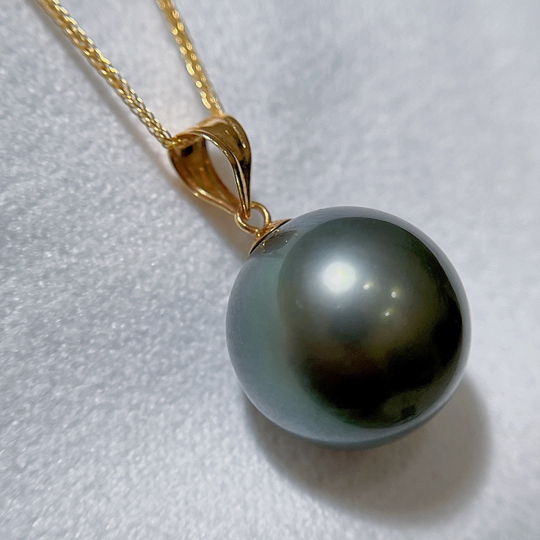 Luxurious 18K Gold and 13.1mm Tahitian Black Pearl Jewelry