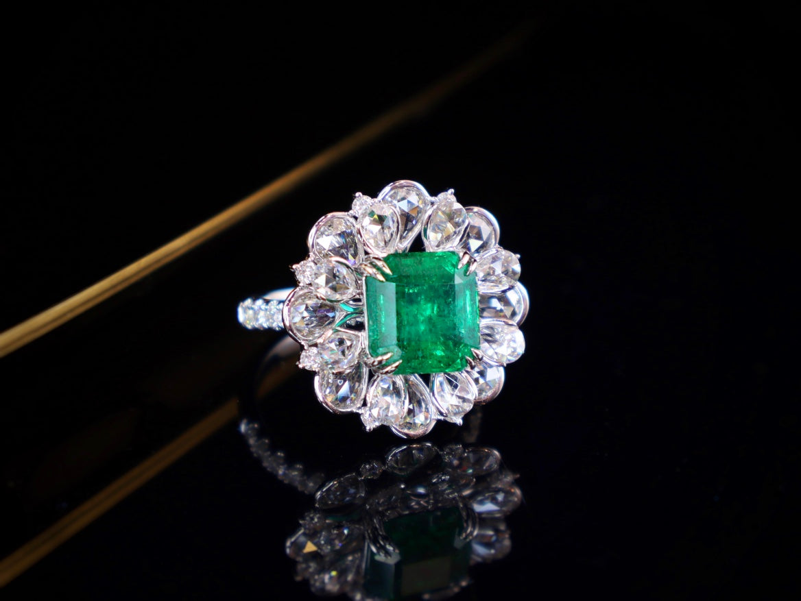 Emerald Ring - Luxurious Flower Design Jewelry