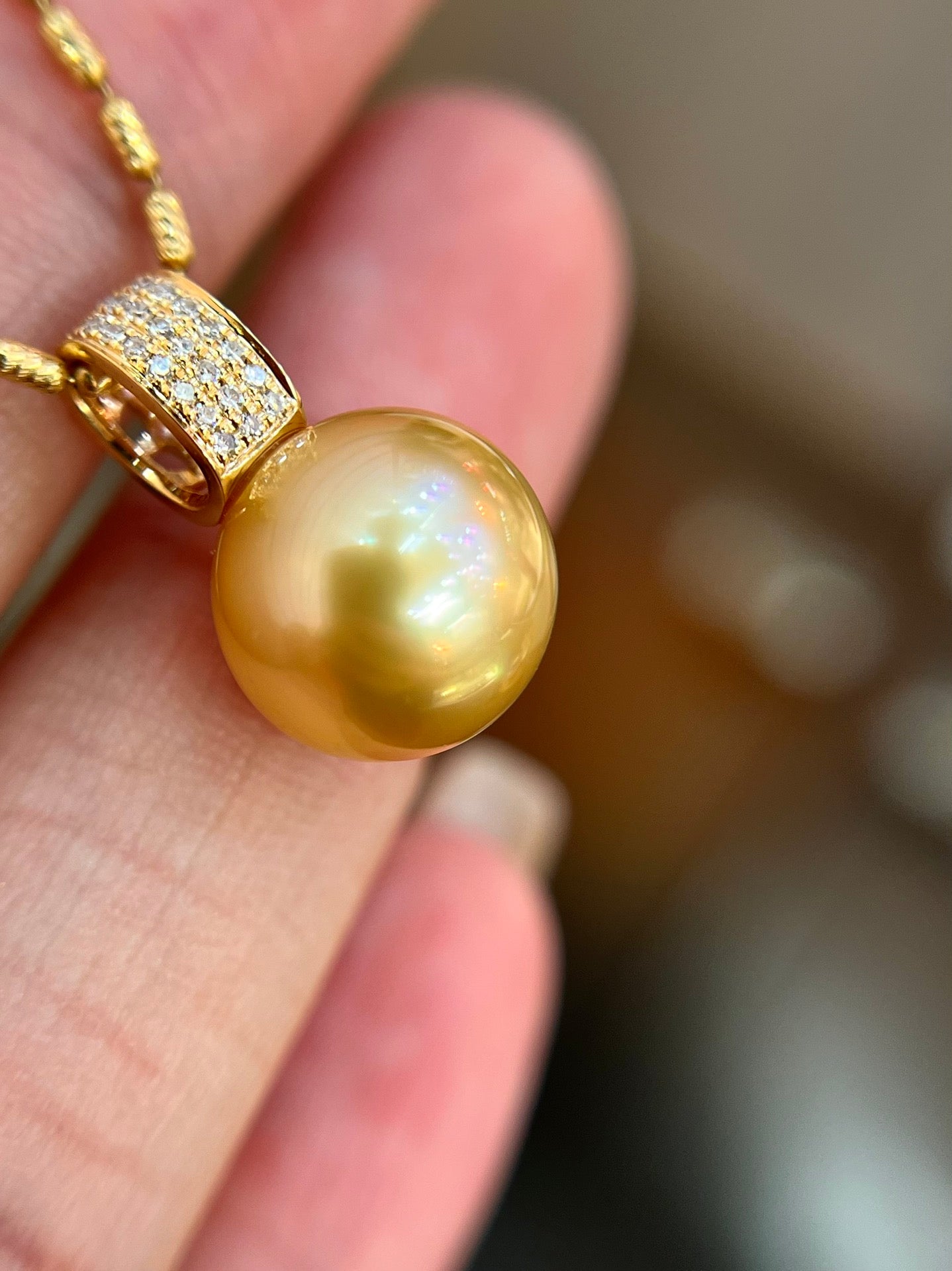 Elegant Classic Jewelry: 18K Gold Embedded Pearl Pendant