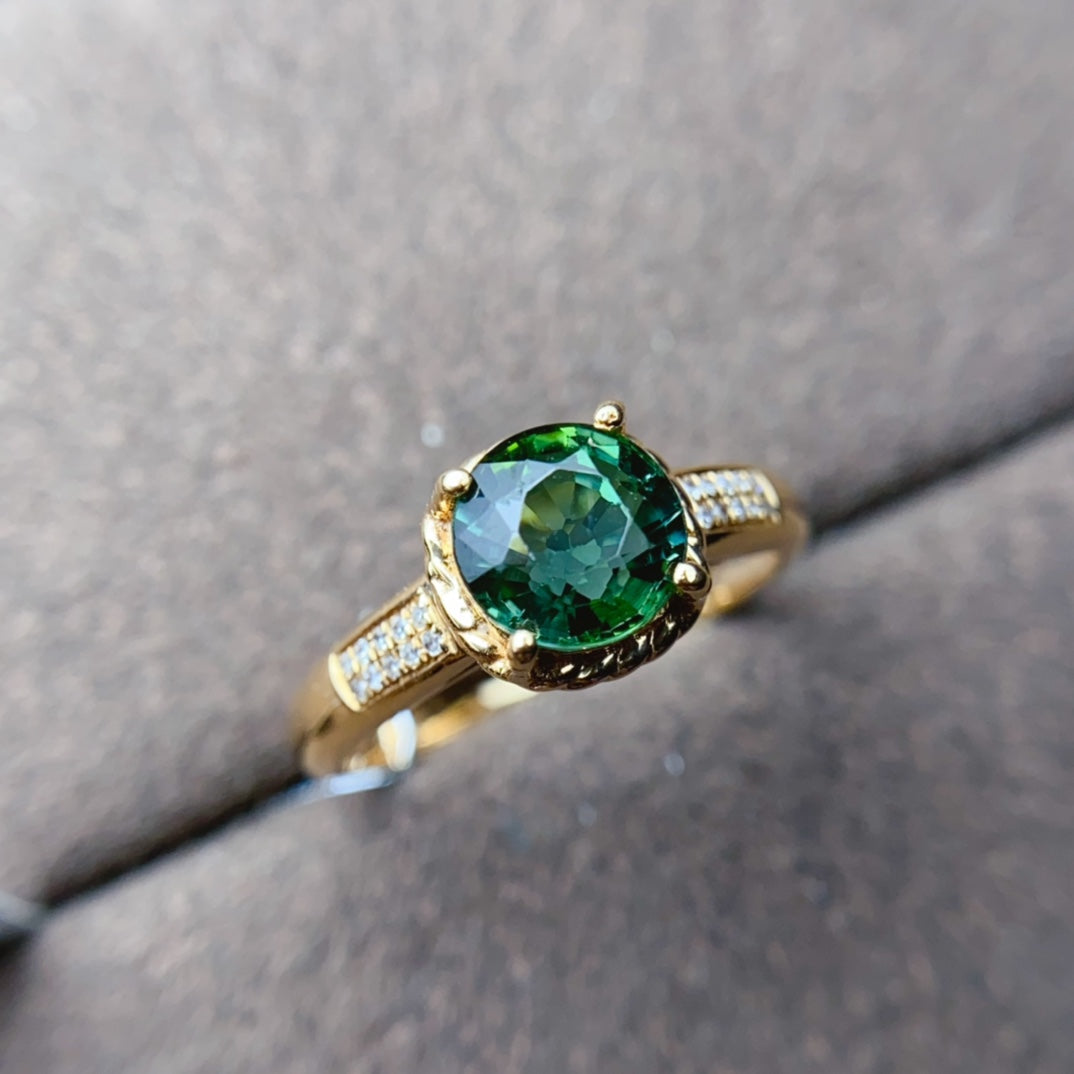 Natuurlijke groene Peridootring in 18K goud met diamantaccenten - prachtige sieraden