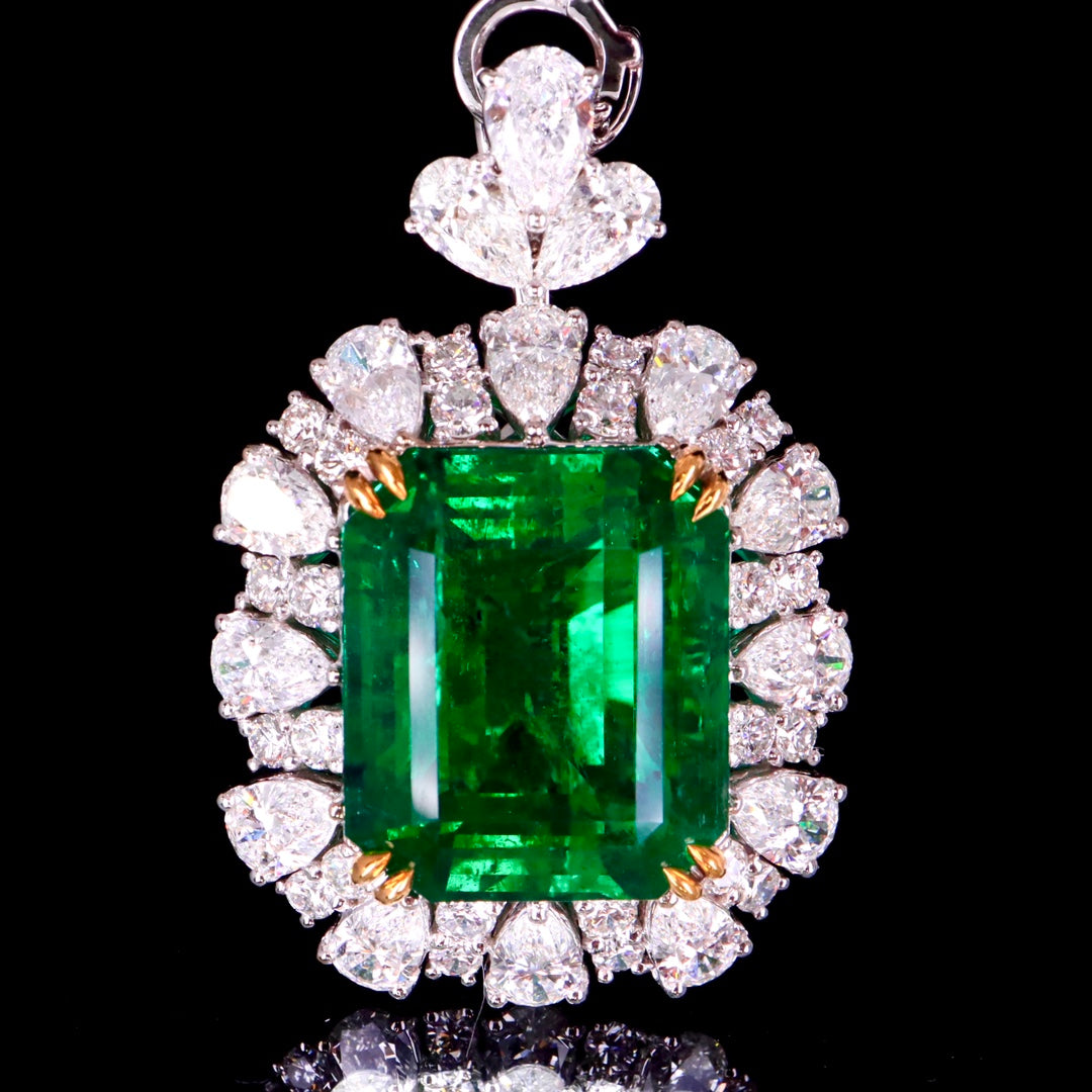 Exquisite Jewelry: 17.30 Carat Emerald and 4.89 Carat Diamond Pendant