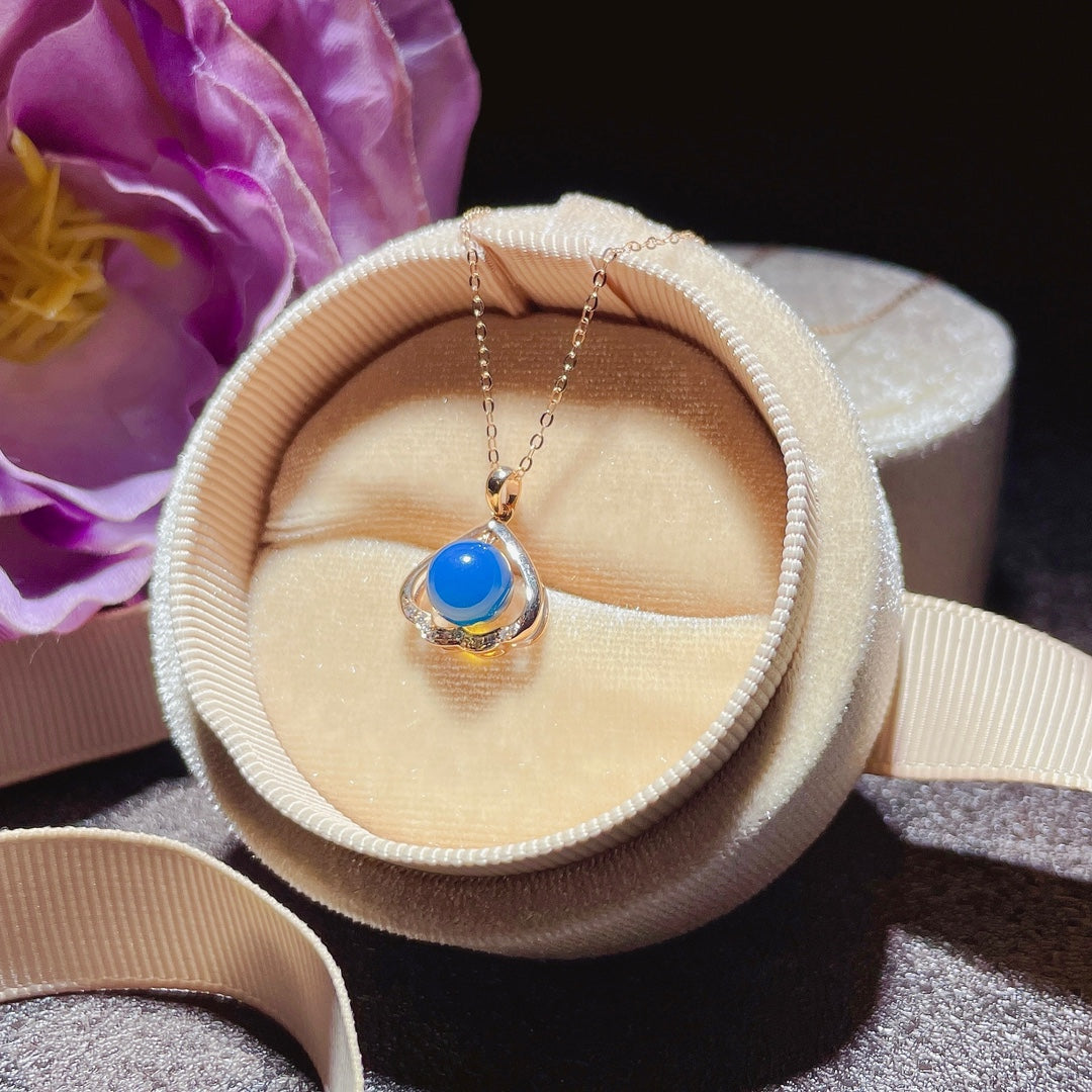 Anhänger aus 18-karätigem Gold mit eingebettetem dominikanischen blauen Bernstein – exquisiter Schmuck für alltägliche Eleganz