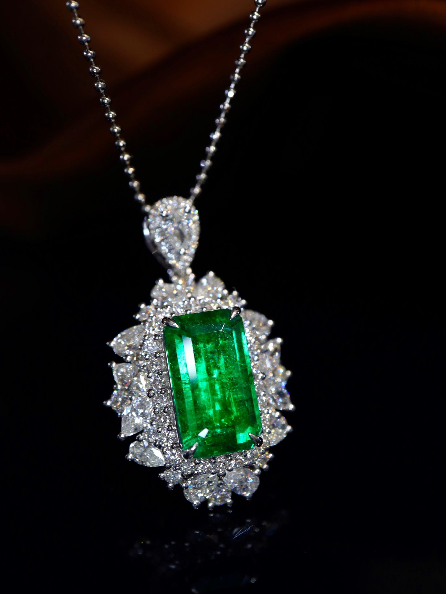 Emerald Pendant Jewelry: Vivid Green Glassy Gemstone