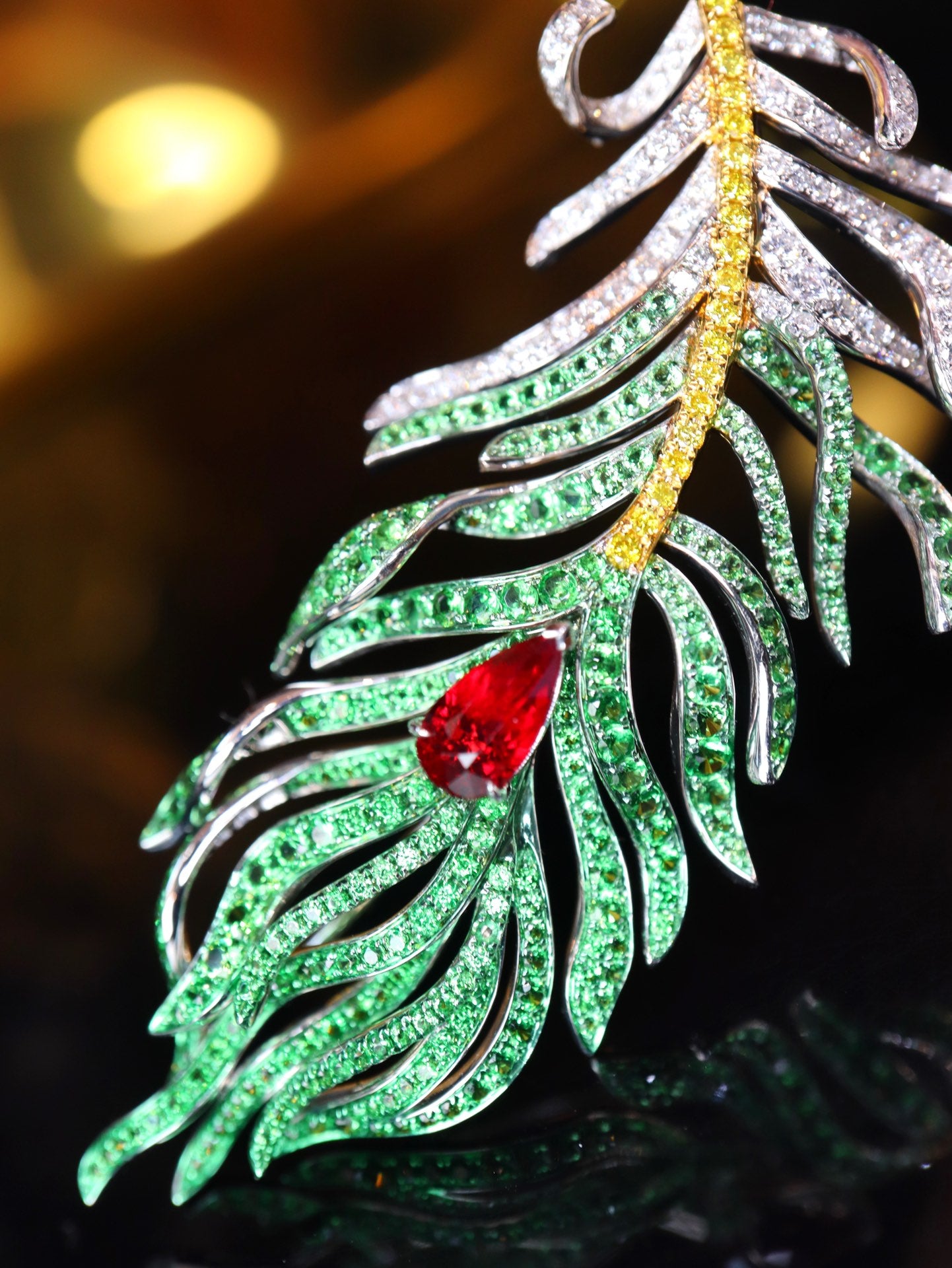 Exquisite Feather Brooch: Elevate Your Ensemble with a Touch of Elegance