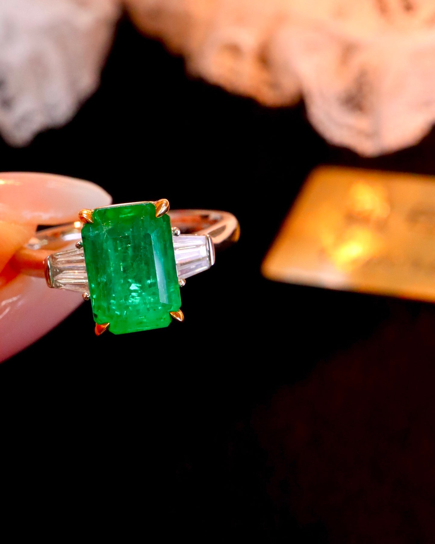 Exquisite Jewelry: Classic Three-Stone Natural Emerald Ring