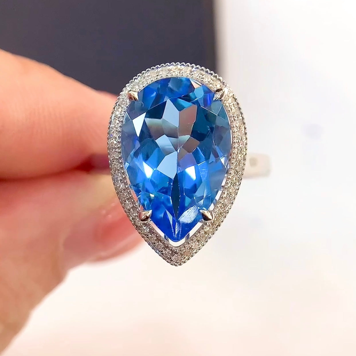 Exquisite Topaz Ring in 18K Gold with Diamond Accents - A Jewelry Delight