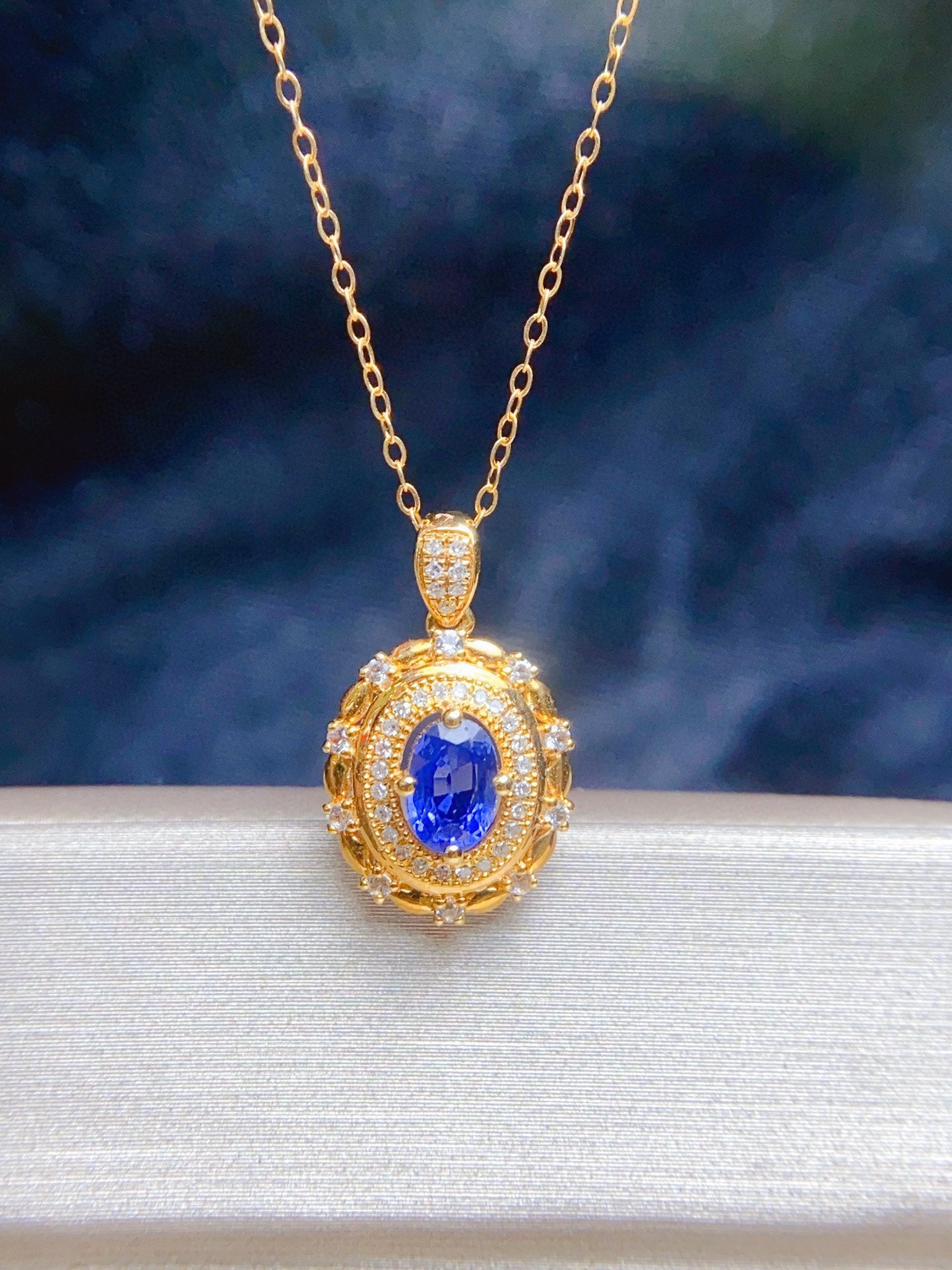 Natural Sapphire Pendant in 18k Gold with Diamond Accents - Exquisite Jewelry