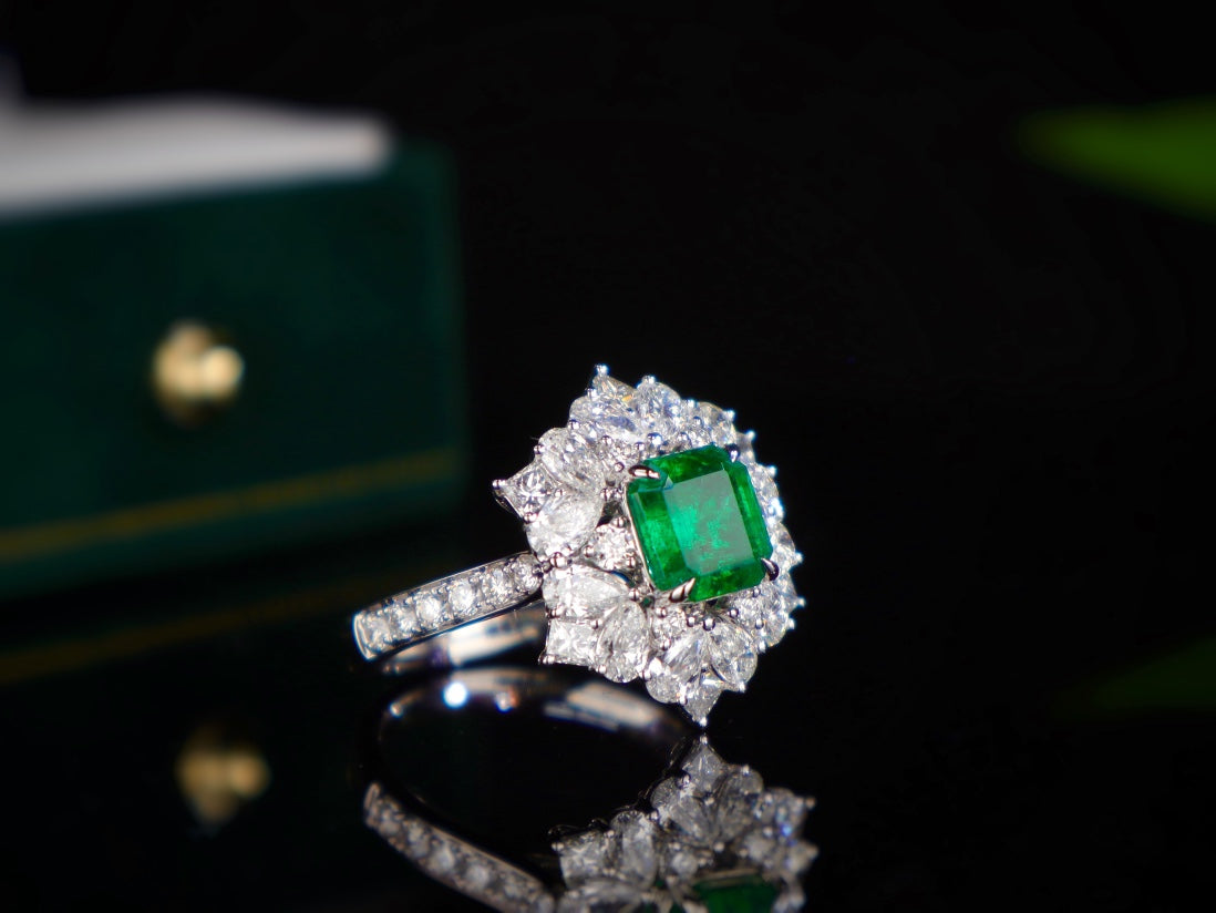 Emerald Ring with Vivid Green Crystal - High-Quality Jewelry