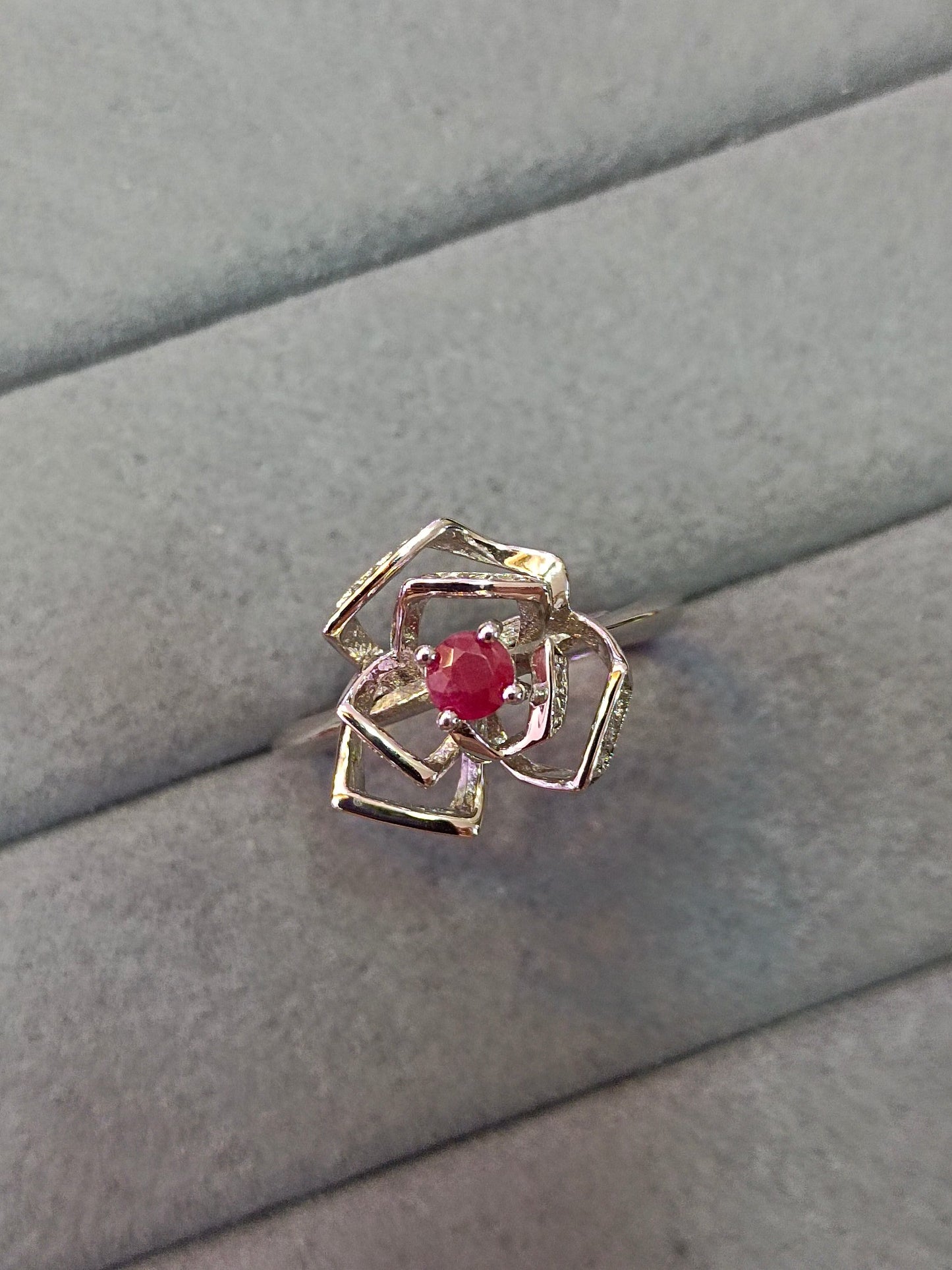 S925 Silver Crafted Ruby Rose Cutout Ring - Unique Jewelry Design