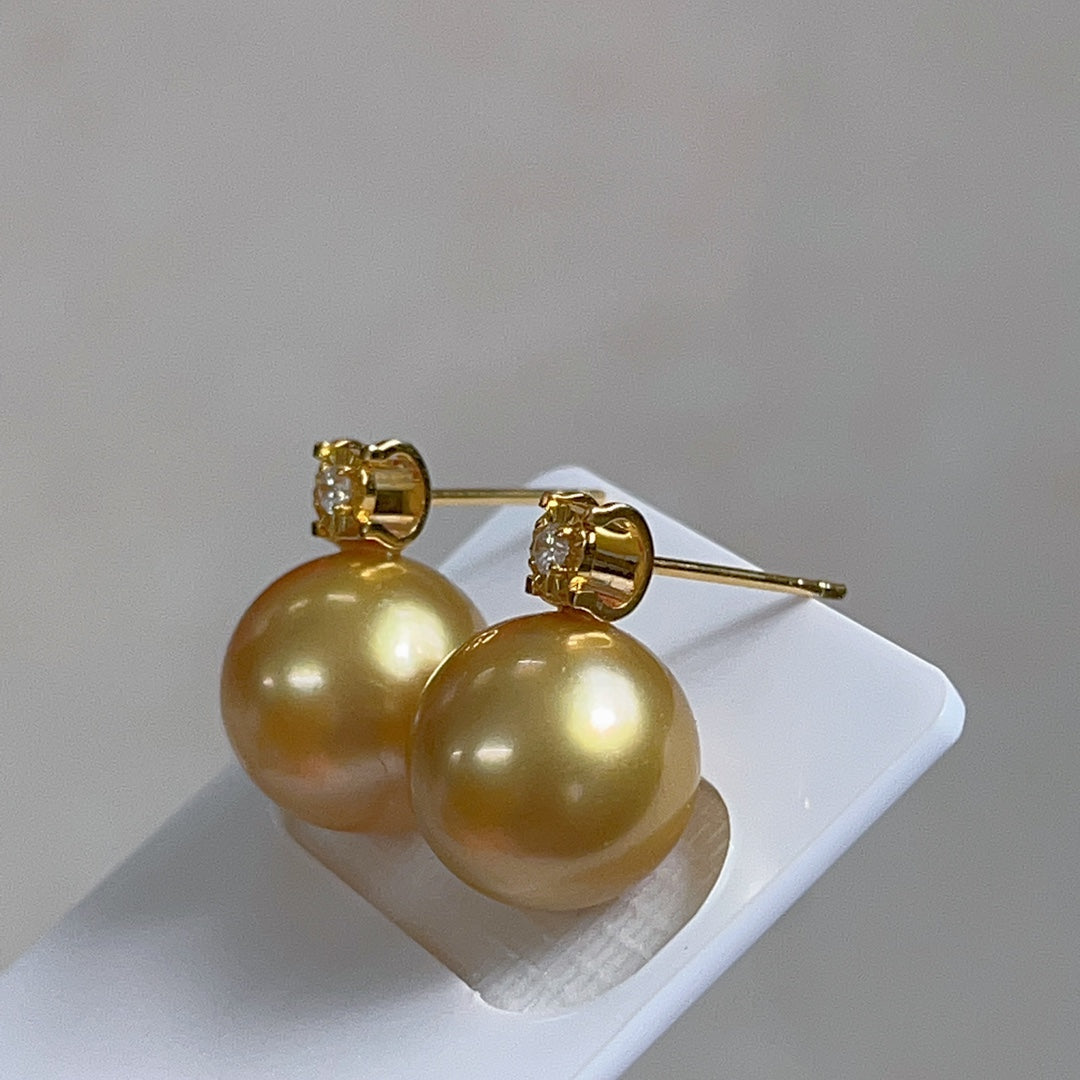 Lussuosi orecchini di perle dorate dei Mari del Sud da 11-12 mm in oro 18 carati con diamanti - Gioielli eleganti