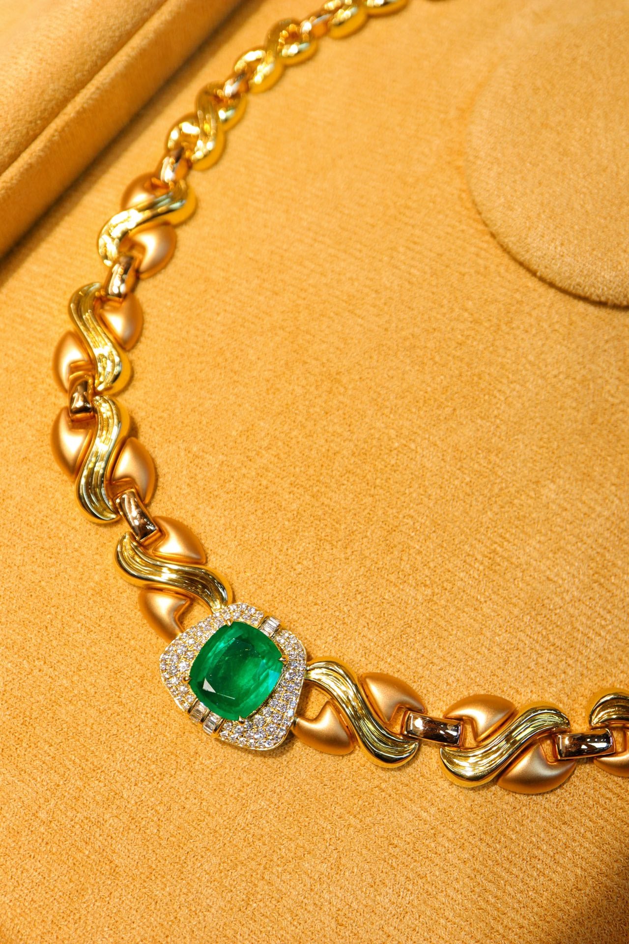 Emerald smyckesset: Vintage modern design, 18K guld och diamantaccenter