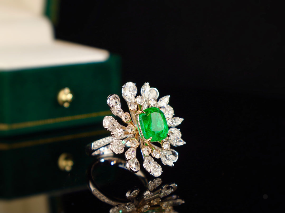 Emerald Ring - Exquisite Flower Design Jewelry