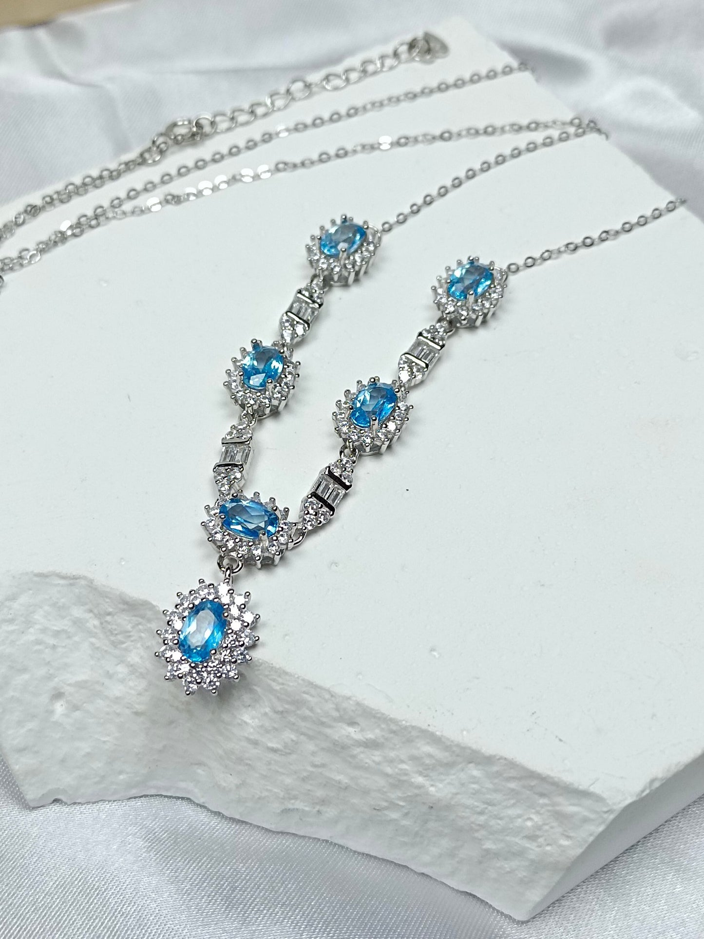 Luxurious S925 Silver Embedded Topaz Jewelry Necklace