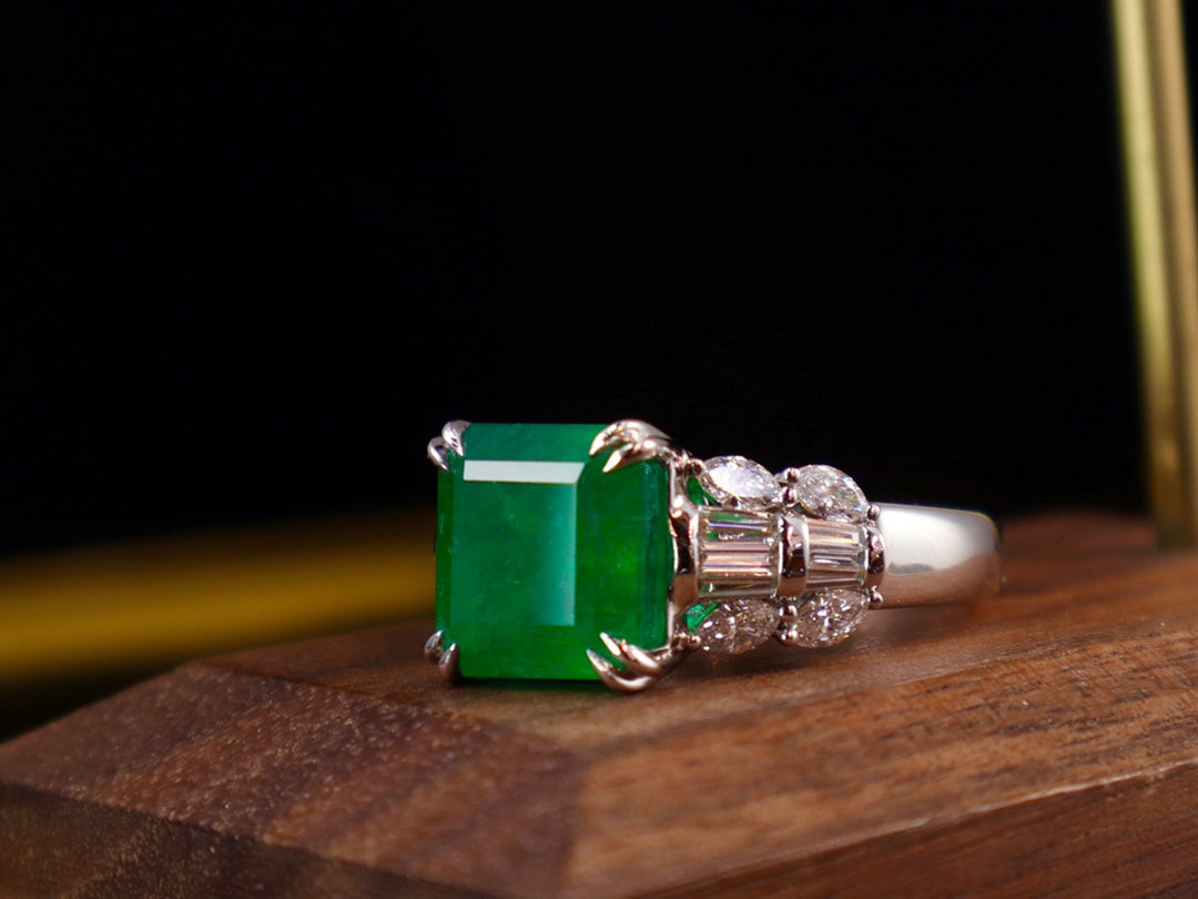 Emerald Ring - Vivid Green Classic Jewelry Piece