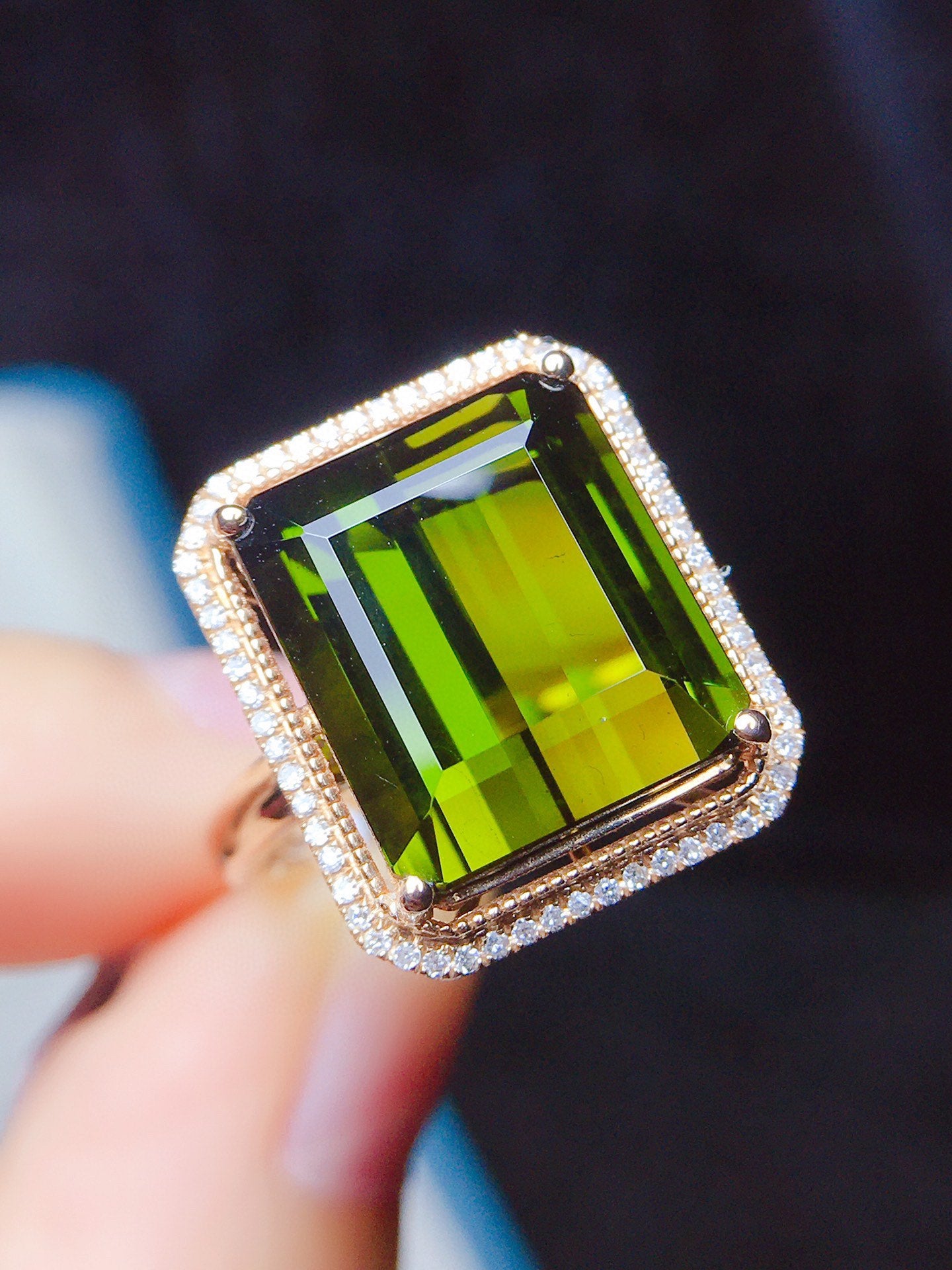 Natural Tourmaline Ring in 18K Gold with Diamond Embellishments - A Stunning Piece of Jewelry